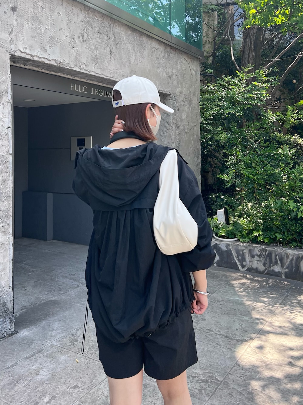 「レイヤードスタイル、シンプルコーデ、プチプラ、ビッグシルエット、休日スタイル、スニーカー、春夏コーデ、キャップ、マウンテンパーカー、franklinclimbing、Retreat、骨格ナチュラル、高身長女子、ＧＷ、スポーツミックス」｜「Franklin Climbingの【杉上佐智枝 アナ着用】【Retreat】マウンテンパーカー（マウンテンパーカー、ブラック系）」を使った、yumiさん（骨格ナチュラル・レディース・165cm）の春コーディネートの2枚目の写真