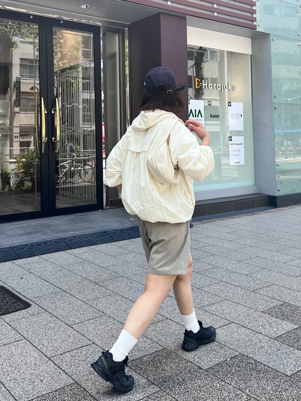 「休日スタイル、スニーカー、お出かけコーデ日記、春夏コーデ、キャップ、ショートパンツ、初夏コーデ、プチプラ、franklinclimbing、Retreat、カジュアル、高身長女子、骨格ナチュラル、アウトドアスタイル、シンプル」|「Franklin Climbingの【杉上佐智枝 アナ着用】【Retreat】マウンテンパーカー(マウンテンパーカー、ホワイト系)」を使った、yumiさん(骨格ナチュラル・レディース・165cm)の春コーディネートの2枚目の写真