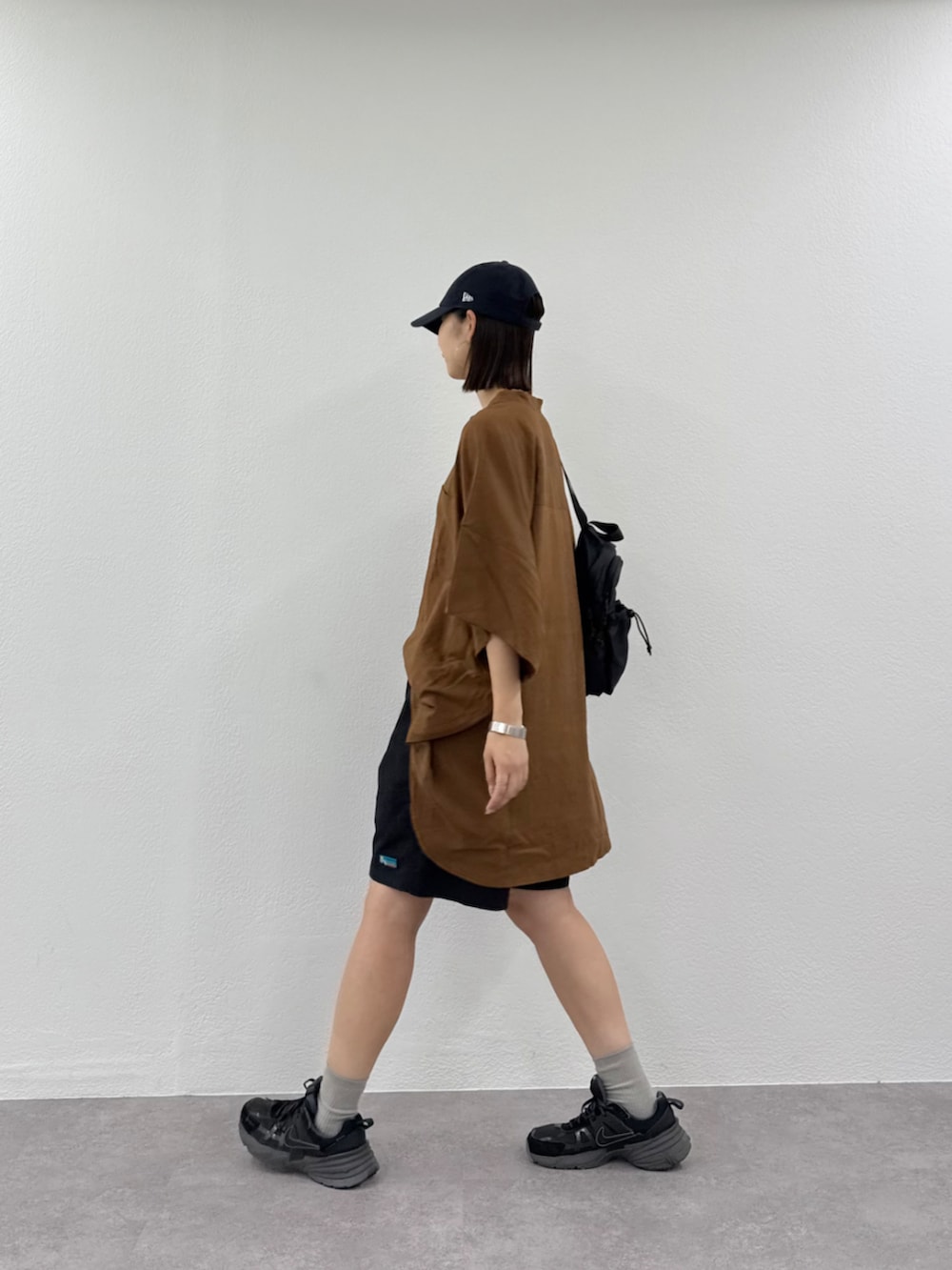 「大人カジュアル、最近のいい感じコーデ、アウトドアスタイル、スポーツミックス、きれいめカジュアル、ショートパンツ、休日スタイル、ナイロンパンツ、CIAOPANIC TYPY、franklinclimbing、シャツスタイル、夏コーデ」｜「Franklin Climbingの【Franklin climbing】 ユニセックス水陸両用マウンテンバギーショーツ（その他パンツ、ブラック系）」を使った、yumiさん（骨格ナチュラル・レディース・165cm）の春コーディネートの3枚目の写真