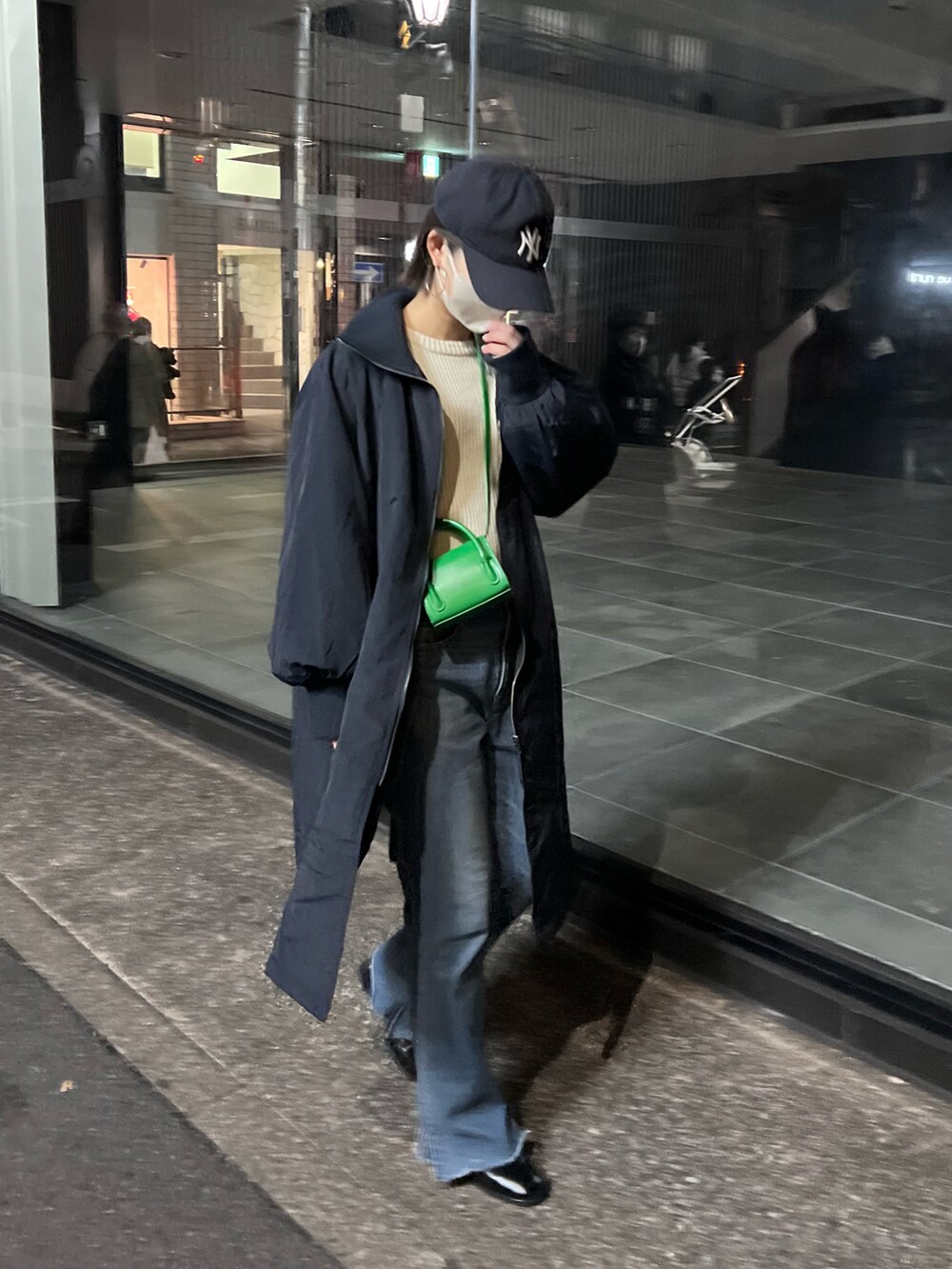 「クリスマスに着たい服、レイヤードスタイル、マイベストコーデ2022、休日スタイル、きれいめカジュアル、ニット、冬コーデ、デニムパンツ、キャップ、CIAOPANIC TYPY、骨格ナチュラル、高身長コーデ、ニューエラ」｜「CIAOPANIC TYPYの□袖フレアリブニット（ニット/セーター、ホワイト系）」を使った、yumiさん（骨格ナチュラル・レディース・165cm）の冬コーディネートの2枚目の写真