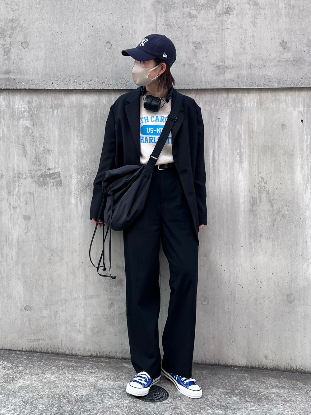 「春服デビュー宣言、ジャケット、セットアップ、レイヤードスタイル、ロゴスウェット、シンプルコーデ、コンバース、CIAOPANIC TYPY、きれいめカジュアル、春アウター、プチプラ、高身長コーデ、UNIQLO、骨格ナチュラル、キャップ」｜「CIAOPANIC TYPYの【オケージョン】ウォッシャブルイージージャケット(セットアップ対応)（テーラードジャケット、ブラック系）」を使った、yumiさん（骨格ナチュラル・レディース・165cm）の春コーディネートの2枚目の写真