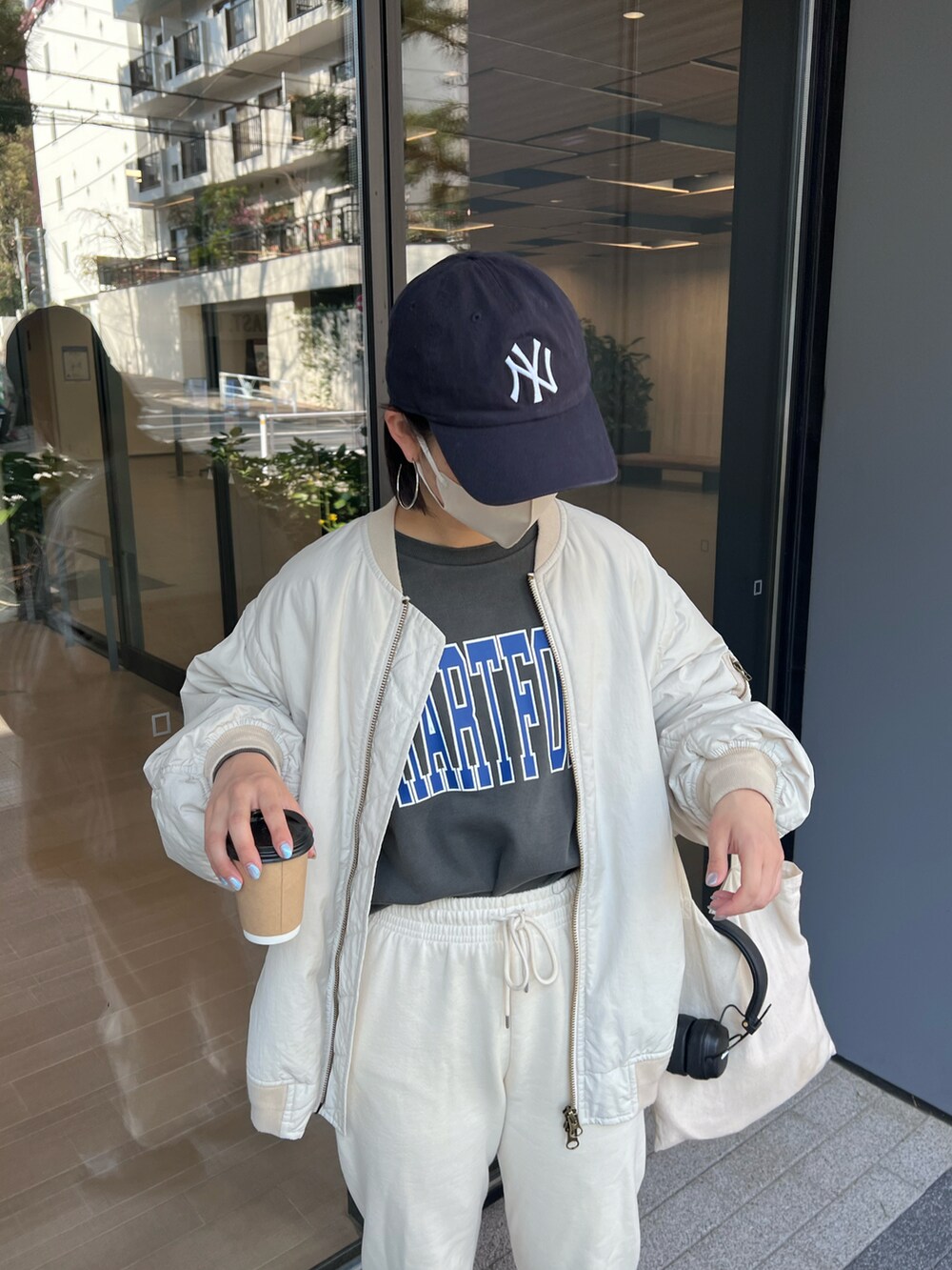 「レイヤードスタイル、シンプルコーデ、スウェットパンツ、きれいめカジュアル、ブーツ、MA-1、ロゴスウェット、モノトーンコーデ、CIAOPANIC TYPY、高身長コーデ、骨格ナチュラル、プチプラコーデ、UNIQLO」｜「CIAOPANIC TYPYの∴【ユニセックス】2WAYボリュームスリーブMA‐1（MA-1、グレー系）」を使った、yumiさん（骨格ナチュラル・レディース・165cm）の冬コーディネートの2枚目の写真