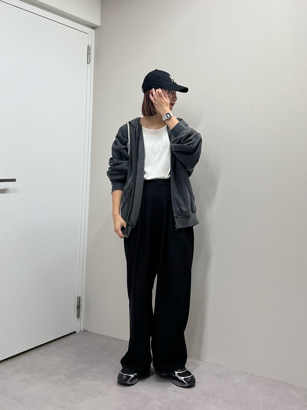 「秋っぽコーデ更新中、パーカーコーデ、パーカー、franklinclimbing、CIAOPANIC TYPY、秋服、メンズライクコーデ、高身長女子、骨格ナチュラル、ラフコーデ、カジュアルコーデ、スラックス、パンツコーデ」｜「Franklin Climbingの【Franklin Climbing】CLIMプリントオーバーサイズヴィンテージビックシルエットパーカー（パーカー、ブラック系）」を使った、yumiさん（骨格ナチュラル・レディース・165cm）の秋コーディネートの2枚目の写真