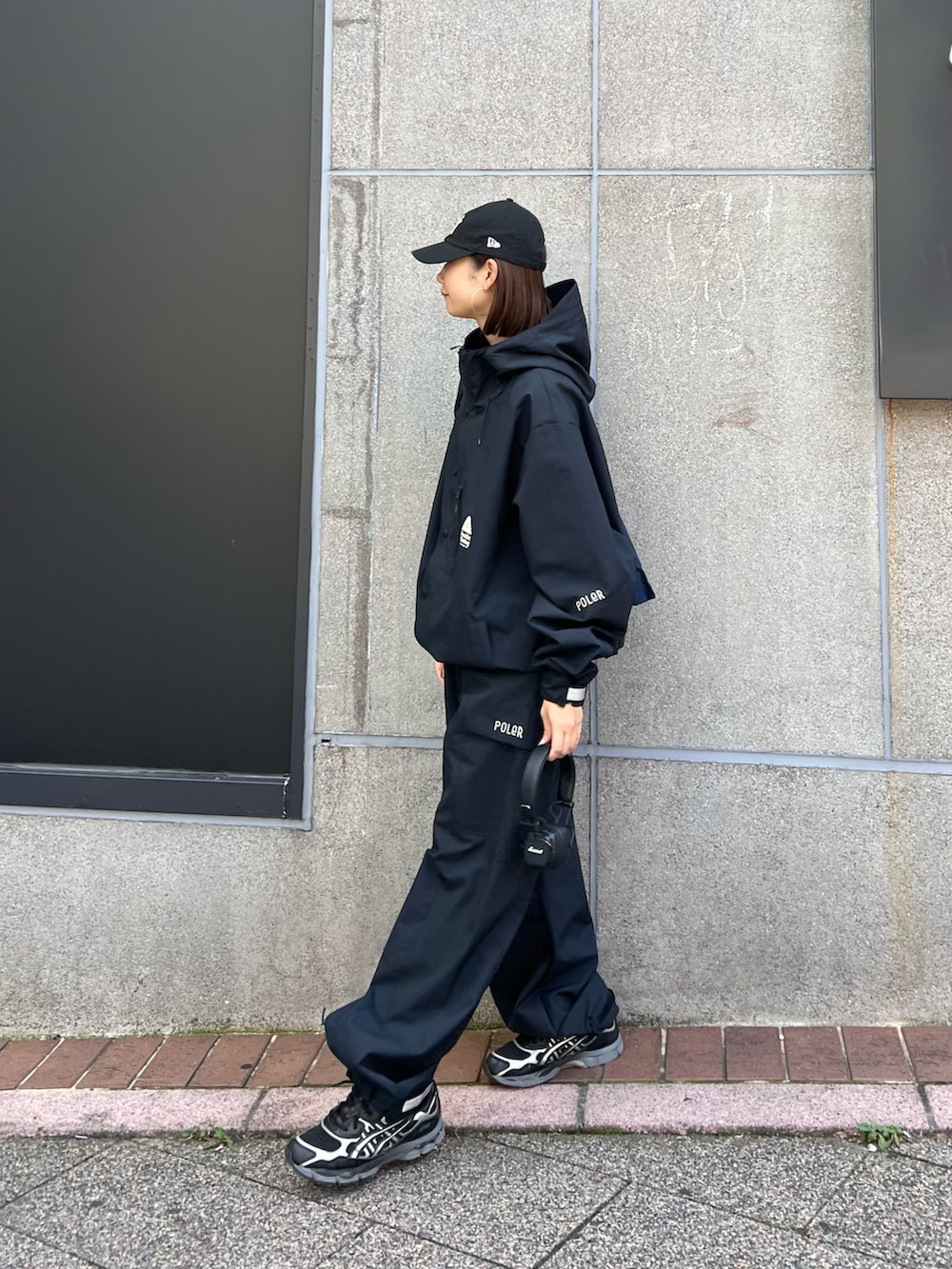 「カジュアルスタイル、高身長女子、ブラック、poler、ノームコア、メンズライク、franklinclimbing、ナイロンジャケット、ナイロンパンツ、セットアップ、骨格ナチュラル、キャップ女子、スニーカーコーデ」｜「Franklin Climbingの【Franklin ClimbingｘPOLER】コラボビックシルエットスノーアウター（ナイロンジャケット、ブラック系）」を使った、yumiさん（骨格ナチュラル・レディース・165cm）の秋コーディネートの2枚目の写真