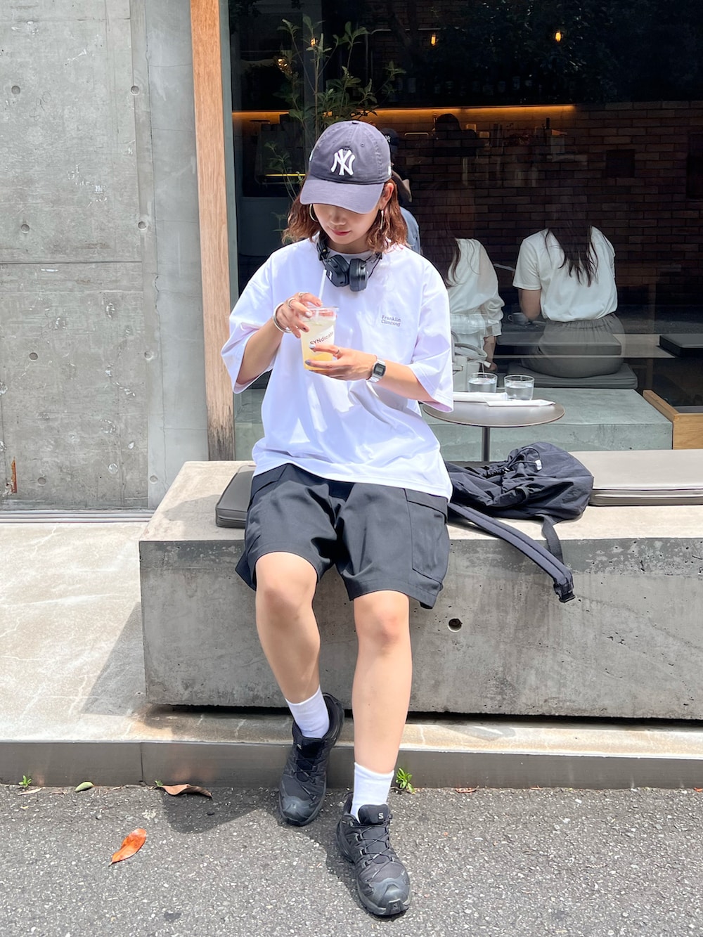 「夏だ！Tシャツ着よう！、夏コーデ、休日スタイル、プチプラ、ビッグシルエット、フェススタイル、ロゴT、お出かけコーデ、リュック、キャップ、franklinclimbing、CIAOPANIC TYPY、骨格ナチュラル、高身長女子」｜「Franklin Climbingの【Franklin Climbing】【水陸両用】バックロゴフレキシブルテックショートスリーブTee（ラッシュガード、ホワイト系）」を使った、yumiさん（骨格ナチュラル・レディース・165cm）の夏コーディネートの3枚目の写真