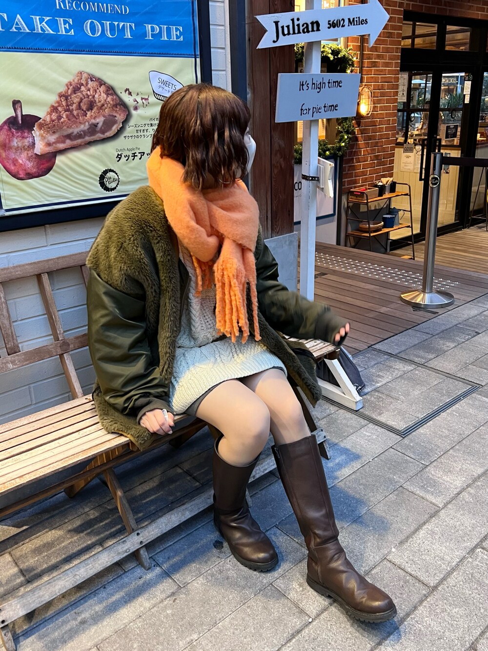 「クリスマスに着たい服、マフラーぐるぐる、ロングブーツ、レイヤードスタイル、マイベストコーデ2022、休日スタイル、ショートパンツ、ニット、冬コーデ、ミリタリー、ファーコート、CIAOPANIC TYPY、骨格ナチュラル、高身長コーデ」｜「CIAOPANIC TYPYの【説明動画有】【etsinta/エシンタ】ファー切替ジャケット（ブルゾン、ブラウン系）」を使った、yumiさん（骨格ナチュラル・レディース・165cm）の冬コーディネートの2枚目の写真