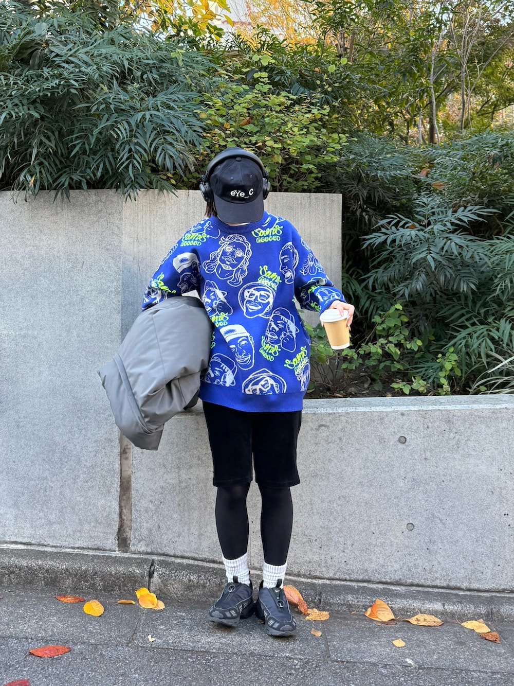 ブルー系のニット/セーター、グレー系のダウンジャケット/コートを着用したレディースの秋コーディネートの3枚目の写真