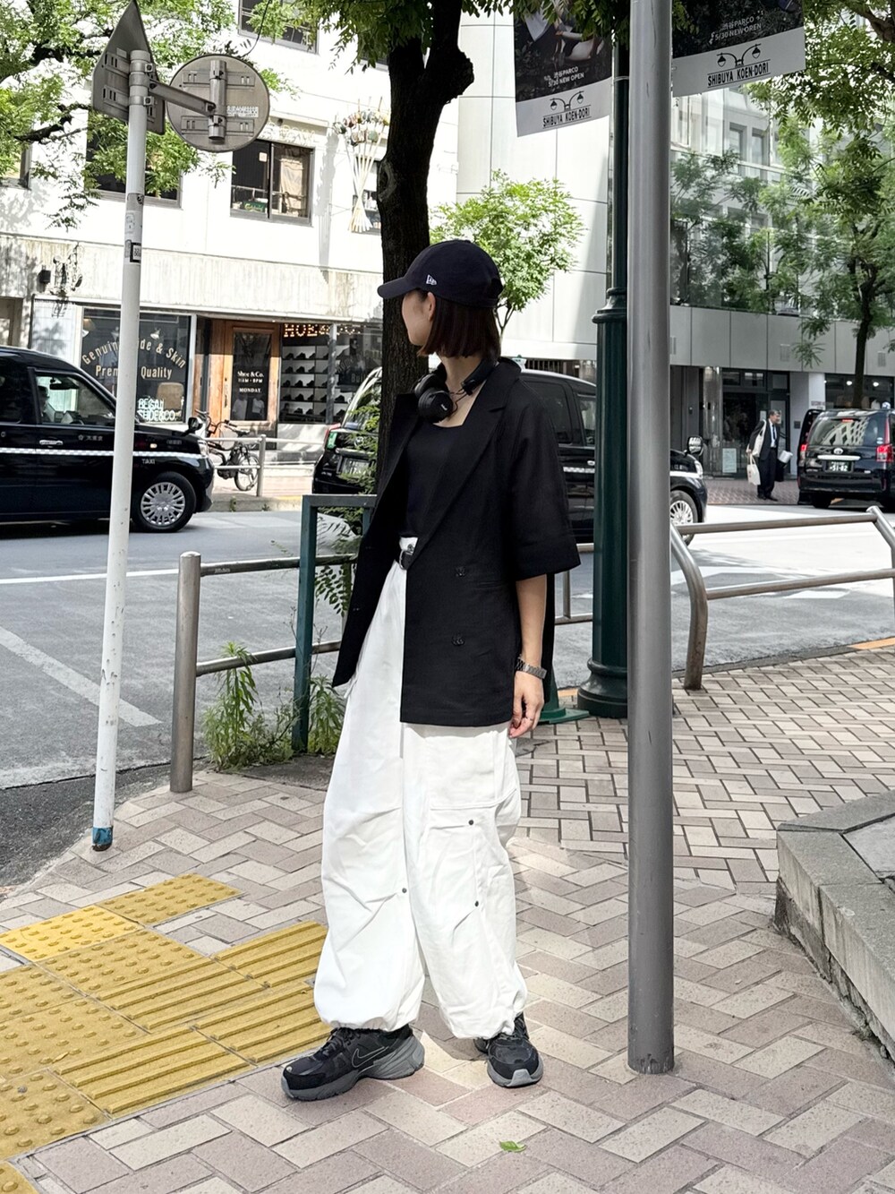 「ワイドパンツ、やっぱり帽子が好き、きれいめカジュアル、休日スタイル、キャップ、夏ファッション、ジャケット、CIAOPANIC TYPY、骨格ナチュラル、高身長女子」|「CIAOPANIC TYPYのタックワイドアソートカーゴパンツ(その他パンツ、ホワイト系)」を使った、yumiさん(骨格ナチュラル・レディース・165cm)の春コーディネートの2枚目の写真