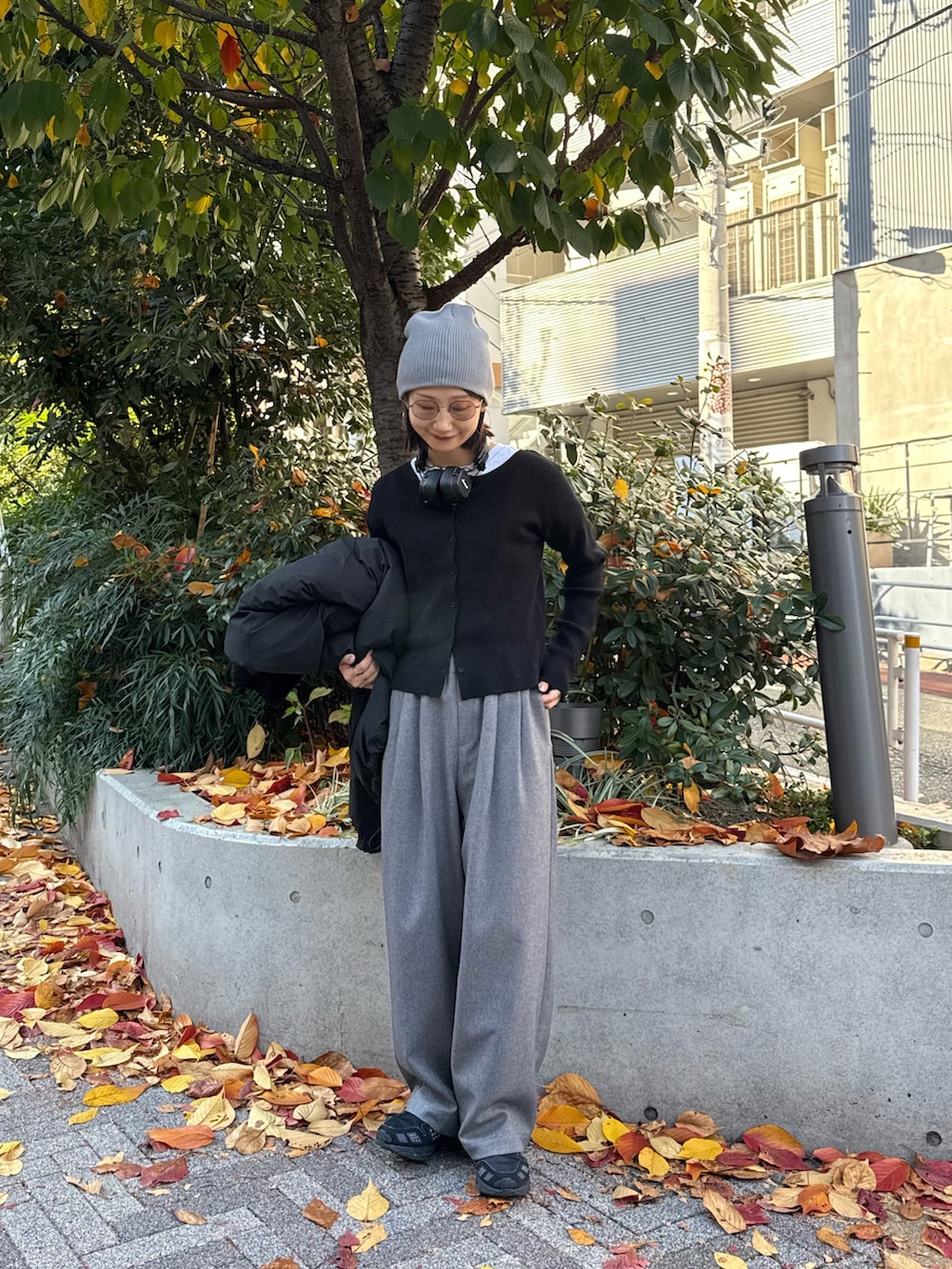 ブラック系のカーディガン/ボレロ、グレー系のスラックス、グレー系のニットキャップ/ビーニーを着用したレディースの秋コーディネートの2枚目の写真