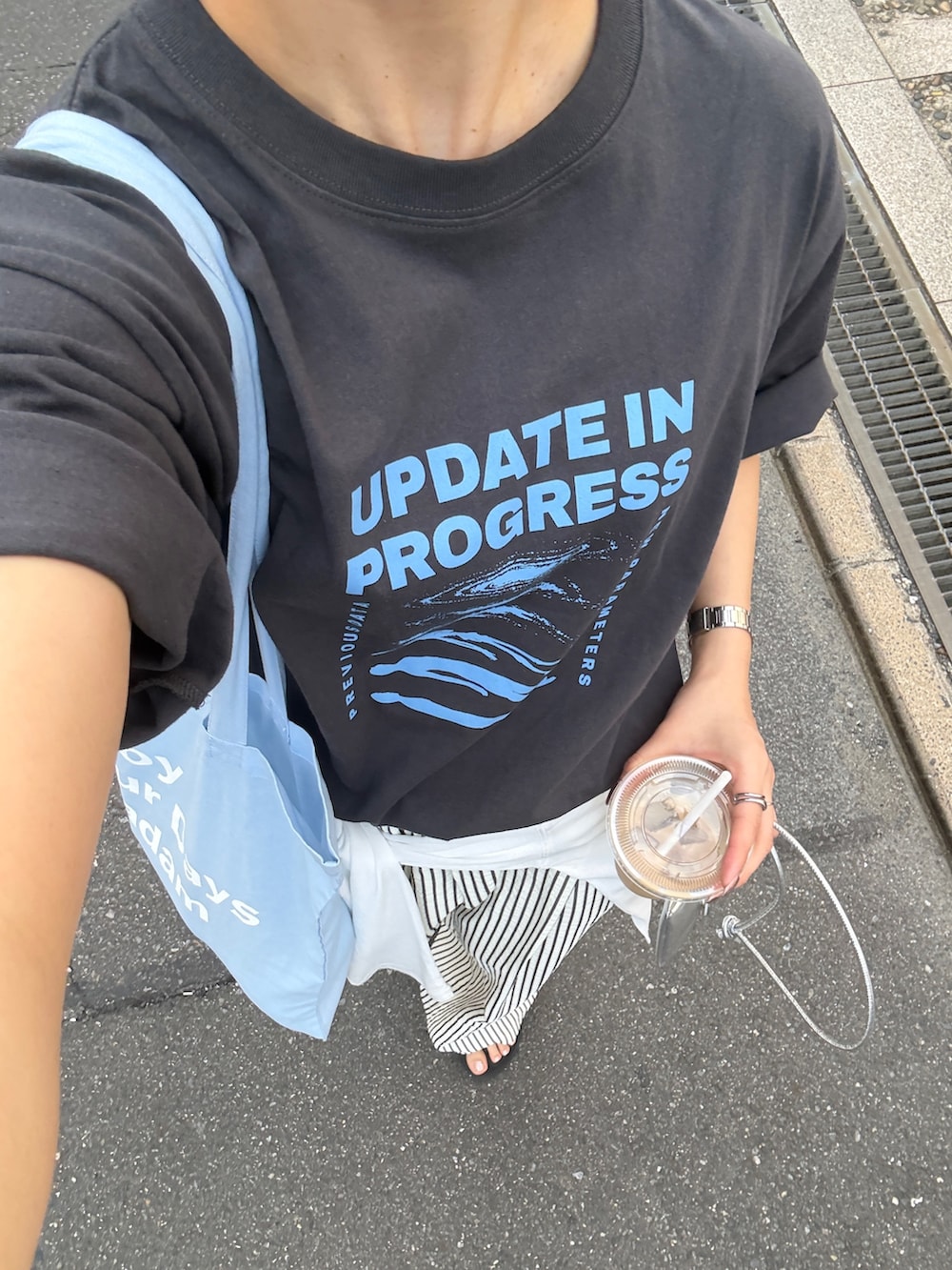 ホワイト系のTシャツ/カットソー、グレー系のTシャツ/カットソー、ホワイト系のその他パンツを着用したレディースの春コーディネートの5枚目の写真