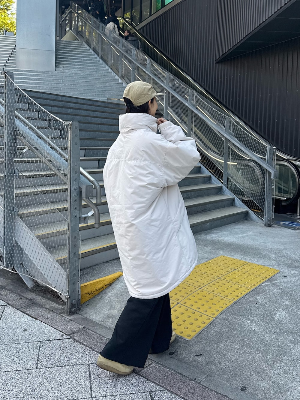 ホワイト系のダウンジャケット/コート、ブラック系のその他パンツを着用したレディースの秋コーディネートの3枚目の写真