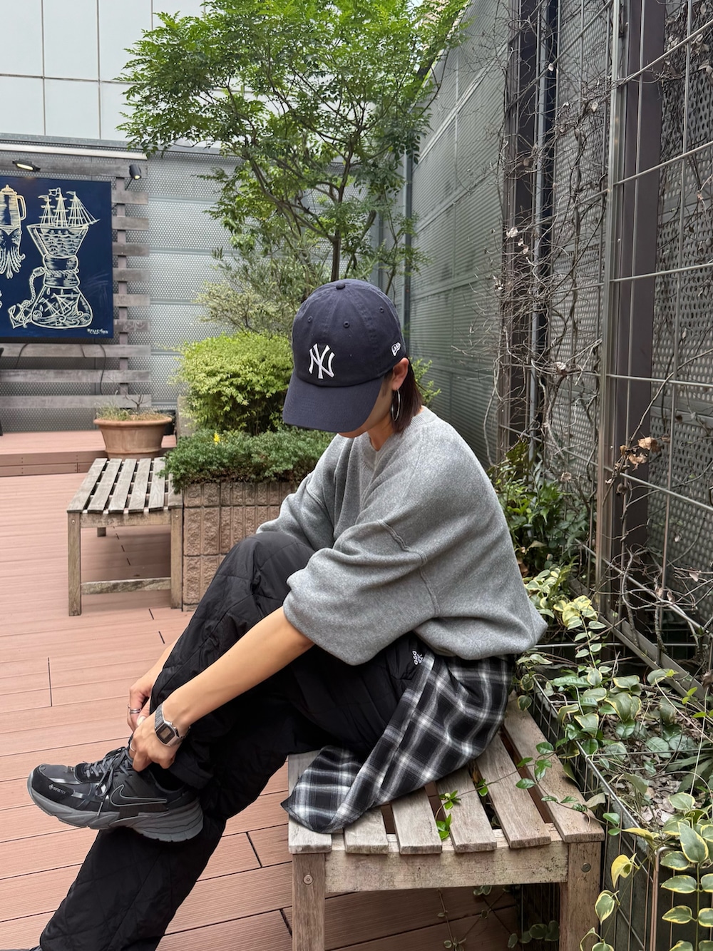「チェック、秋服準備はじめました、スニーカー、キャップ、プチプラ、秋コーデ、初秋コーデ、シンプルスタイル、CIAOPANIC TYPY、骨格ナチュラル、高身長女子」｜「CIAOPANIC TYPYの≪お気に入り15万人突破≫【16色展開】スウェットライクニット（ニット/セーター、グレー系）」を使った、yumiさん（骨格ナチュラル・レディース・165cm）の秋コーディネートの2枚目の写真