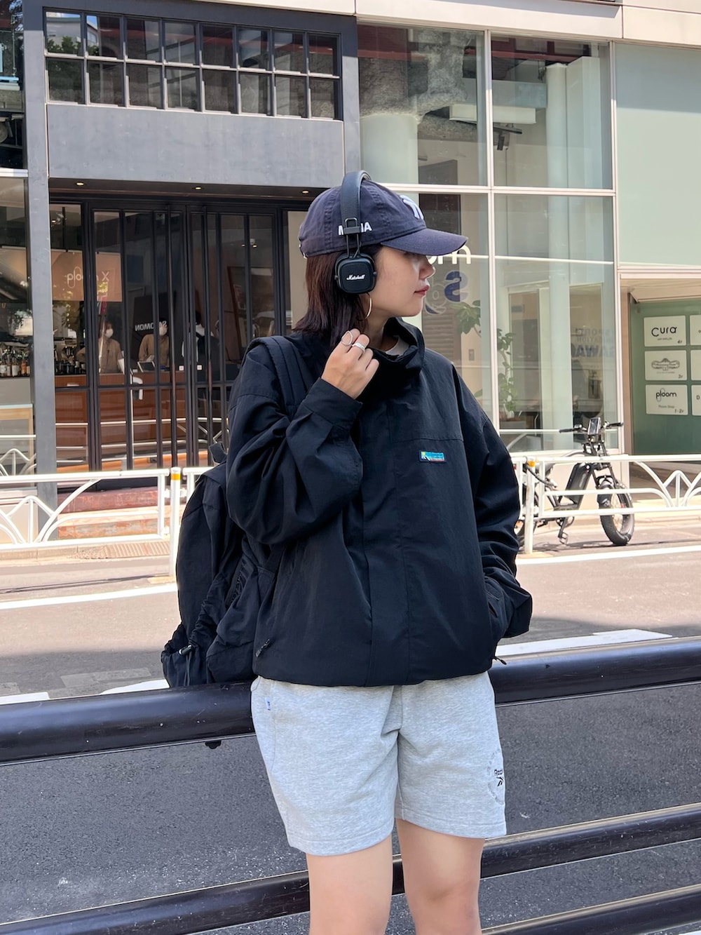 「韓国ファッション、休日スタイル、ハーフパンツ、スニーカー、プチプラ、キャップ、秋コーデ、お出かけコーデ、スポーツミックス、アウトドアスタイル、シンプルコーデ、franklinclimbing、reebok、骨格ナチュラル、高身長コーデ」｜「Franklin Climbingの【Franklin Climbing】カスケードスタンドジャケット（ナイロンジャケット、ブラック系）」を使った、yumiさん（骨格ナチュラル・レディース・165cm）の秋コーディネートの3枚目の写真