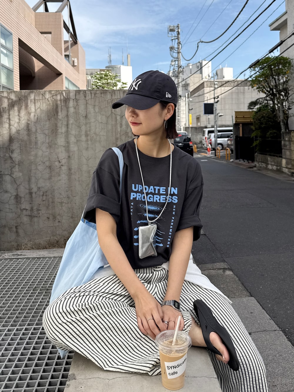 ホワイト系のTシャツ/カットソー、グレー系のTシャツ/カットソー、ホワイト系のその他パンツを着用したレディースの春コーディネートの4枚目の写真