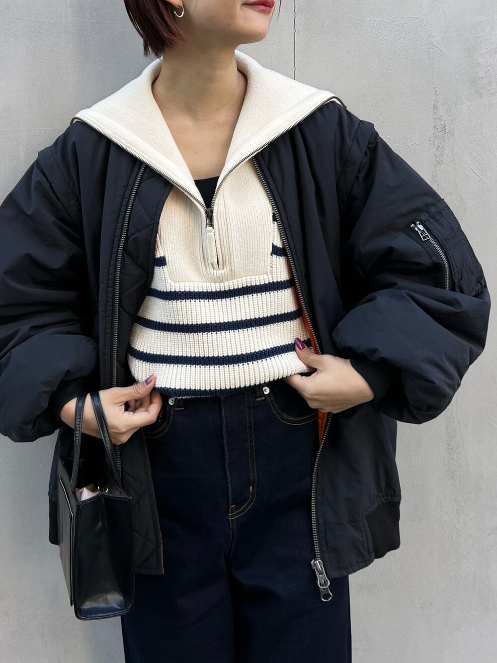 「デニム、プチプラ、シンプルコーデ、MA-1、ハーフジップ、秋冬コーデ、モノトーン、モノトーンコーデ、ミニバッグ、CIAOPANIC TYPY、高身長女子、骨格ナチュラル、ニット」|「CIAOPANIC TYPYのスタイルアップフレアデニムパンツ(デニムパンツ、ブルー系)」を使った、yumiさん(骨格ナチュラル・レディース・165cm)の秋コーディネートの3枚目の写真