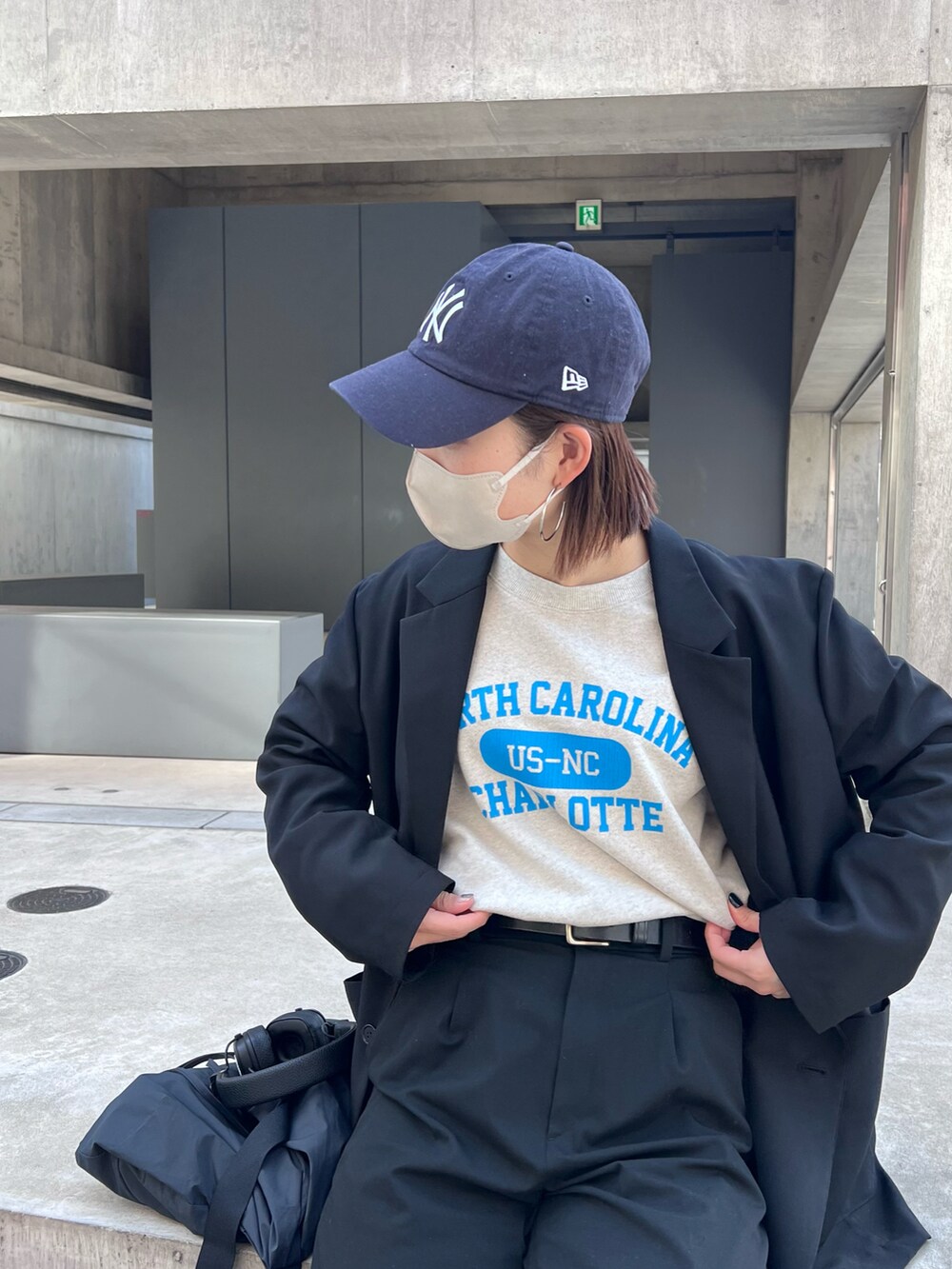 「春服デビュー宣言、ジャケット、セットアップ、レイヤードスタイル、ロゴスウェット、シンプルコーデ、コンバース、CIAOPANIC TYPY、きれいめカジュアル、春アウター、プチプラ、高身長コーデ、UNIQLO、骨格ナチュラル、キャップ」｜「CIAOPANIC TYPYの【オケージョン】ウォッシャブルイージージャケット(セットアップ対応)（テーラードジャケット、ブラック系）」を使った、yumiさん（骨格ナチュラル・レディース・165cm）の春コーディネートの3枚目の写真