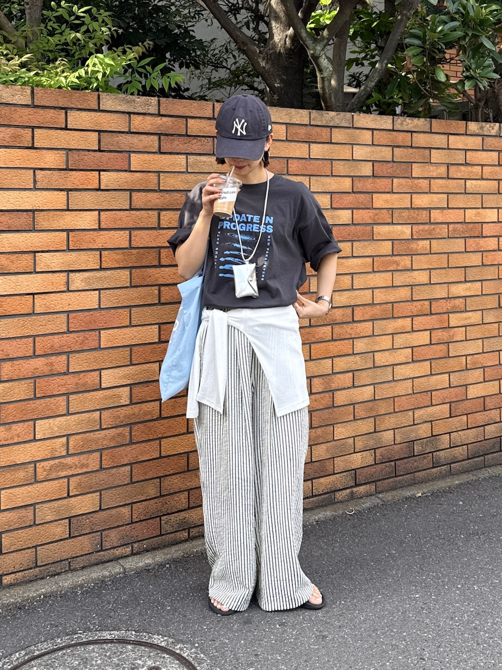 ホワイト系のTシャツ/カットソー、グレー系のTシャツ/カットソー、ホワイト系のその他パンツを着用したレディースの春コーディネートの3枚目の写真
