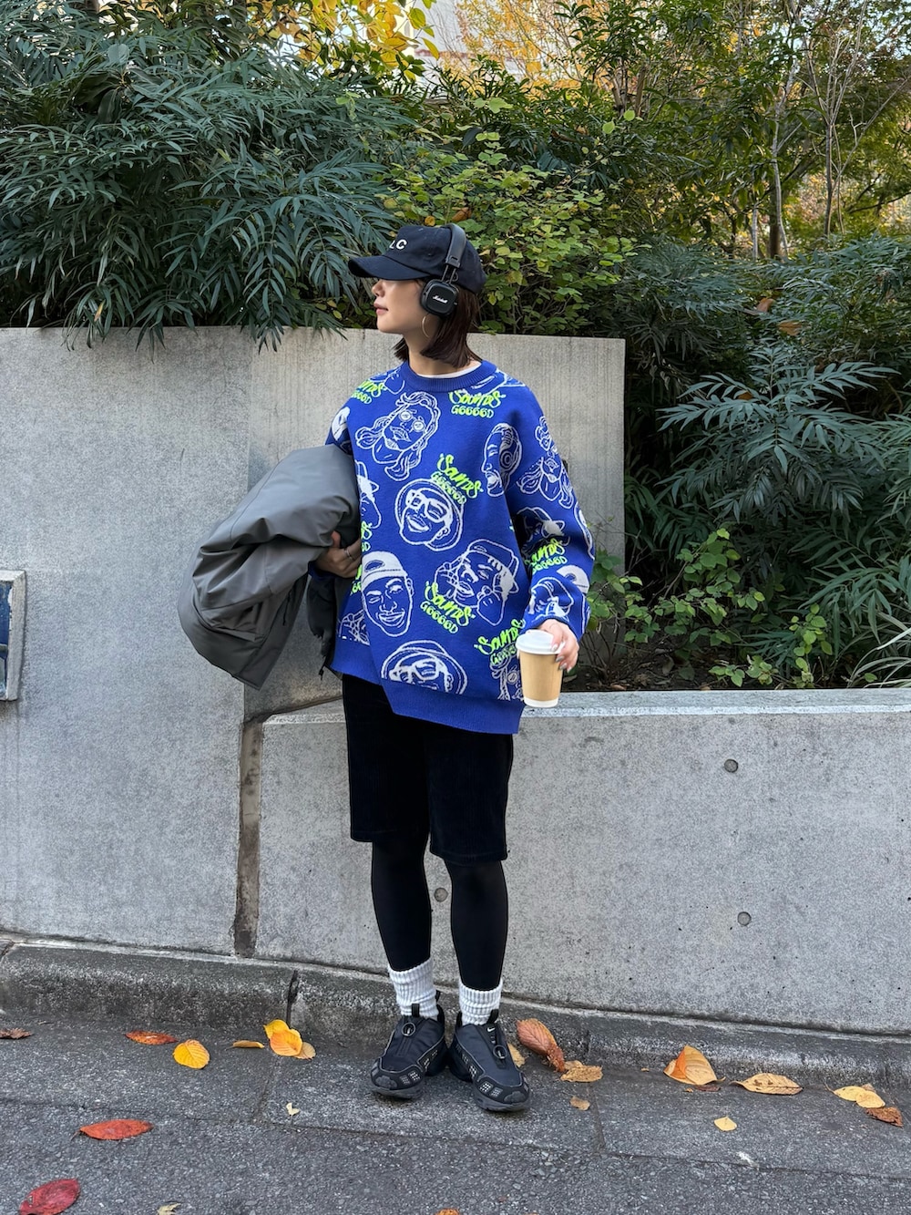 ブルー系のニット/セーター、グレー系のダウンジャケット/コートを着用したレディースの秋コーディネートの2枚目の写真