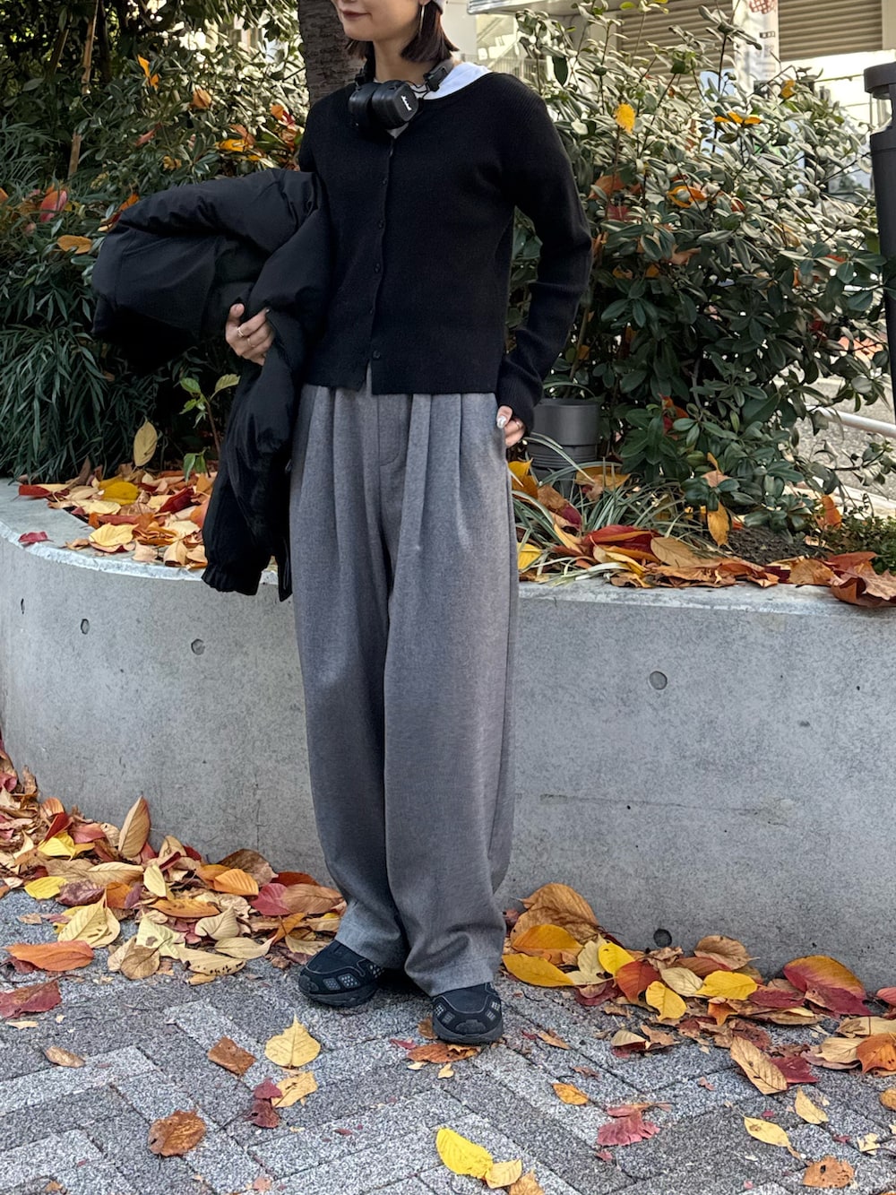 ブラック系のカーディガン/ボレロ、グレー系のスラックス、グレー系のニットキャップ/ビーニーを着用したレディースの秋コーディネートの3枚目の写真