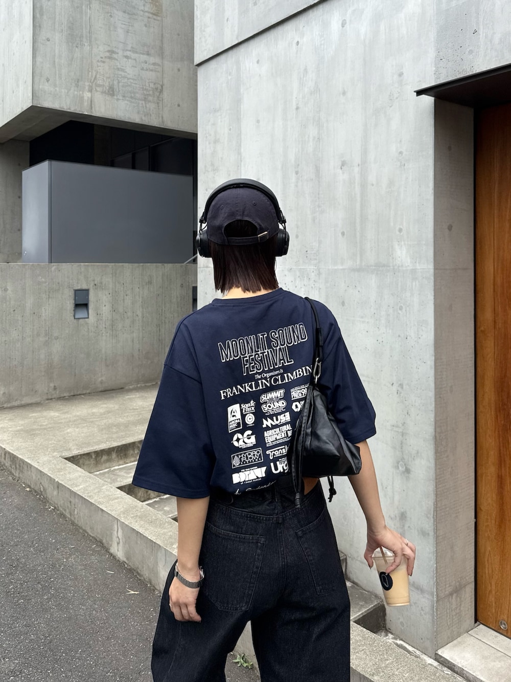 「プチプラ、キャップ、デニム、夏コーデ、CIAOPANIC TYPY、franklinclimbing、Tシャツ、骨格ナチュラル、高身長女子、シンプルコーデ、メンズライクコーデ」｜「CIAOPANIC TYPYの【UNISEX】タックデザインワイドデニム（デニムパンツ、ブラック系）」を使った、yumiさん（骨格ナチュラル・レディース・165cm）の夏コーディネートの3枚目の写真