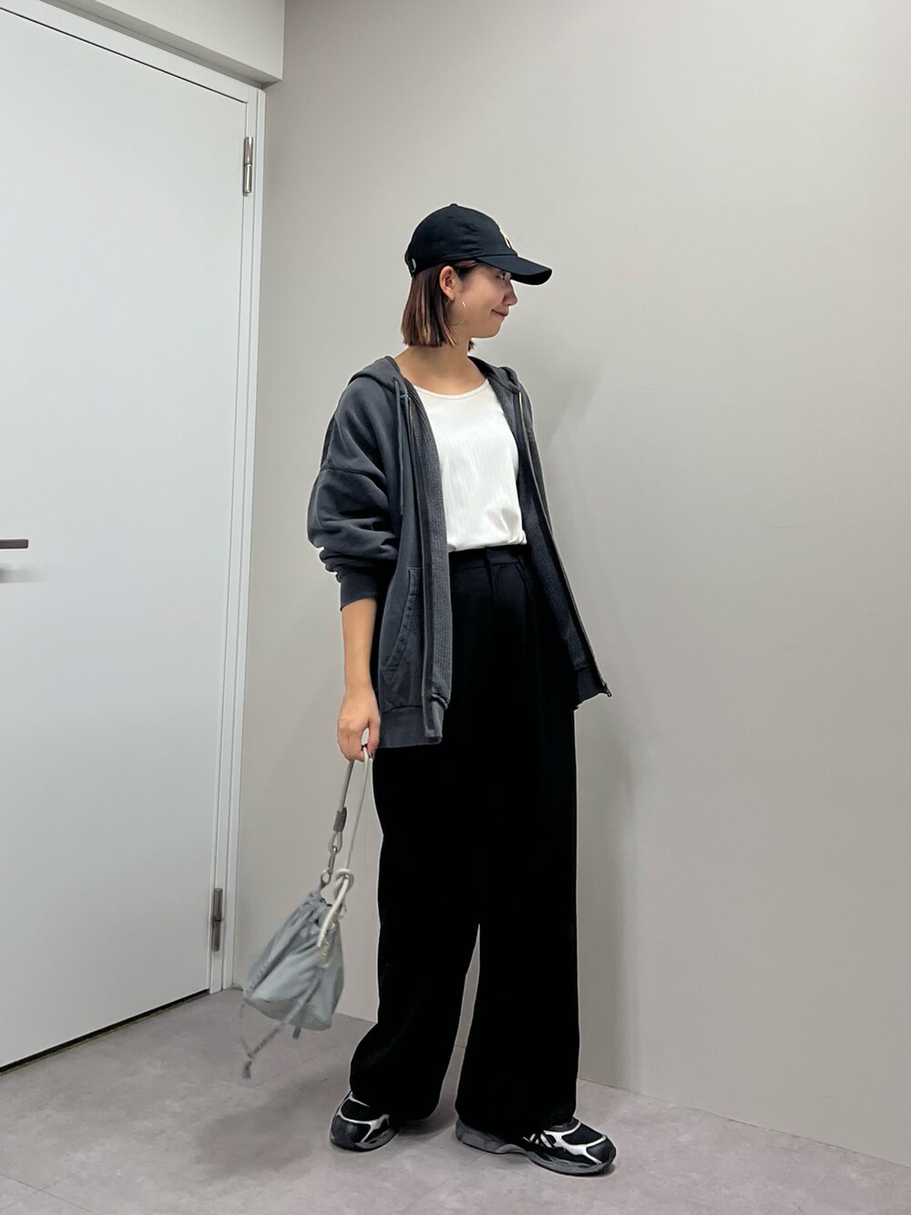 「秋っぽコーデ更新中、パーカーコーデ、パーカー、franklinclimbing、CIAOPANIC TYPY、秋服、メンズライクコーデ、高身長女子、骨格ナチュラル、ラフコーデ、カジュアルコーデ、スラックス、パンツコーデ」｜「Franklin Climbingの【Franklin Climbing】CLIMプリントオーバーサイズヴィンテージビックシルエットパーカー（パーカー、ブラック系）」を使った、yumiさん（骨格ナチュラル・レディース・165cm）の秋コーディネートの3枚目の写真