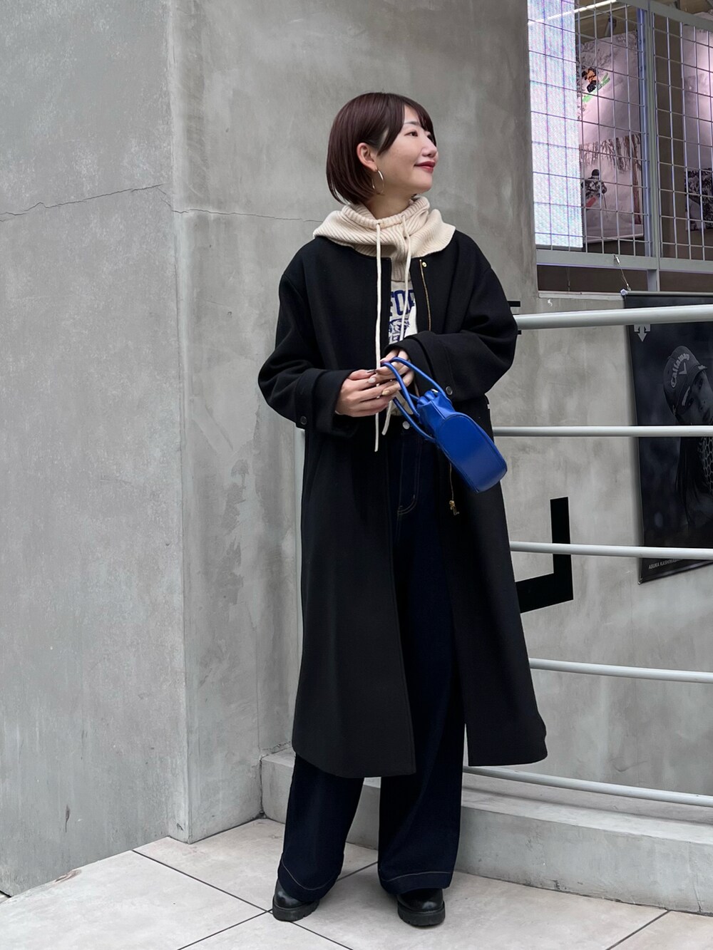 「ロングコート、冬コーデ、デニム、クリスマスに着たい服、レイヤードスタイル、マイベストコーデ2022、休日スタイル、ロゴスウェット、バラクラバ、あったかコーデ、大人カジュアル、CIAOPANIC TYPY、骨格ナチュラル、高身長女子」|「CIAOPANIC TYPYの【CPC SCAMP】がま口ハンドルショルダーバッグ(ショルダーバッグ、ブルー系)」を使った、yumiさん(骨格ナチュラル・レディース・165cm)の冬コーディネートの2枚目の写真