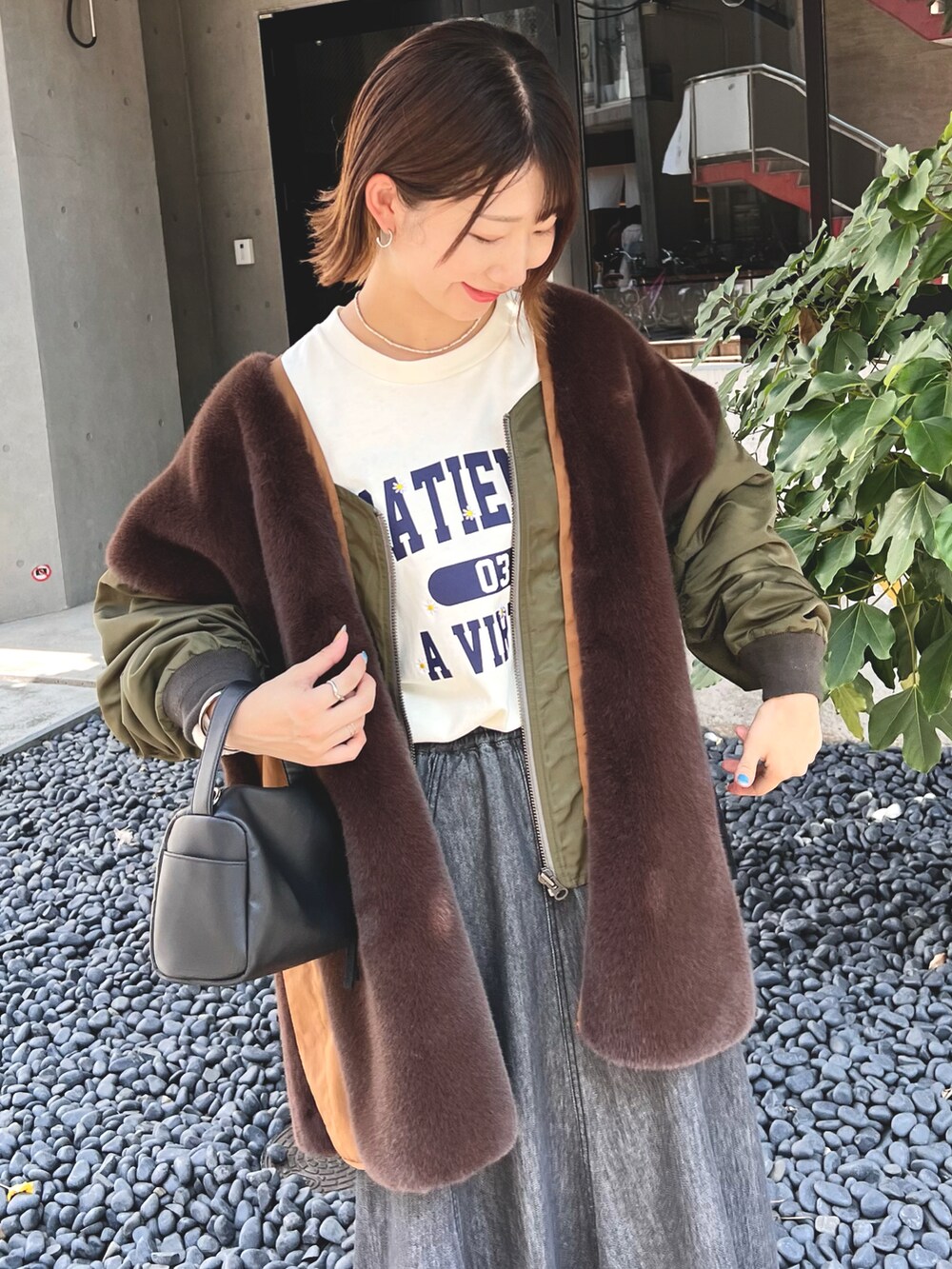 「休日コーデ、大人女子、ラクチンコーデ、スカート、デニムスカート、カレッジロゴ、ファーコート、CIAOPANIC TYPY、骨格ナチュラル、高身長女子」|「CIAOPANIC TYPYの【説明動画有】【etsinta/エシンタ】ファー切替ジャケット(ブルゾン、ブラウン系)」を使った、yumiさん(レディース・165cm)の夏コーディネートの2枚目の写真