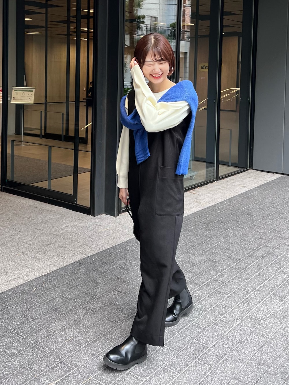 「冬コーデ、お出かけコーデ、オトナ女子、キレイめカジュアル、クリスマスに着たい服、レイヤードスタイル、マイベストコーデ2022、休日スタイル、サロペット、サイドゴアブーツ、CIAOPANIC TYPY、骨格ナチュラル、高身長女子、高身長コーデ」|「CIAOPANIC TYPYのサイドゴアブーツ(ブーツ、ブラック系)」を使った、yumiさん(骨格ナチュラル・レディース・165cm)の冬コーディネートの2枚目の写真