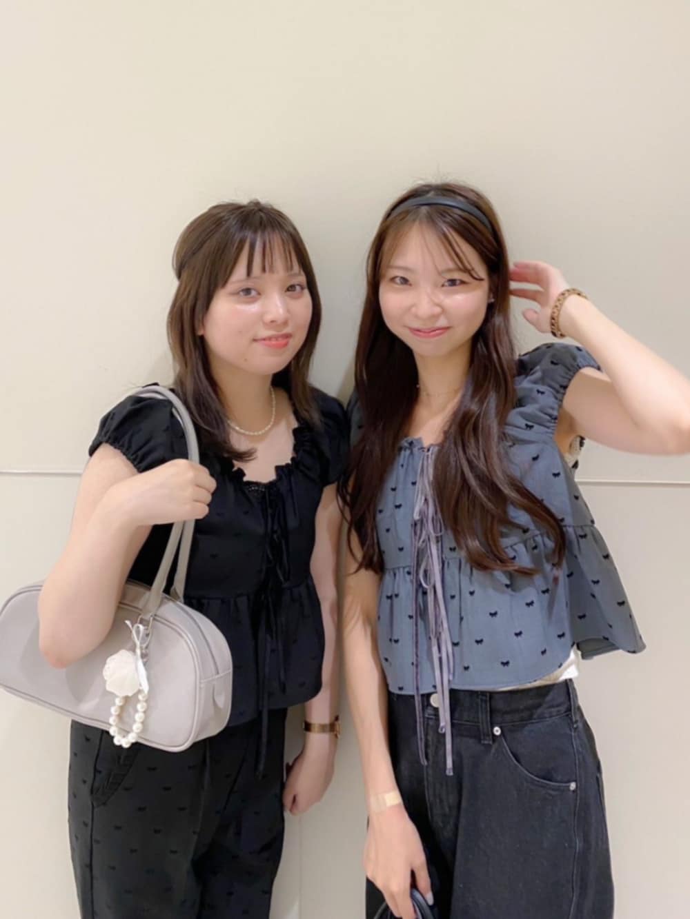 ブラック系のキャミソール、グレー系のショルダーバッグ、ブラック系のその他パンツを着用したレディースの秋コーディネートの3枚目の写真