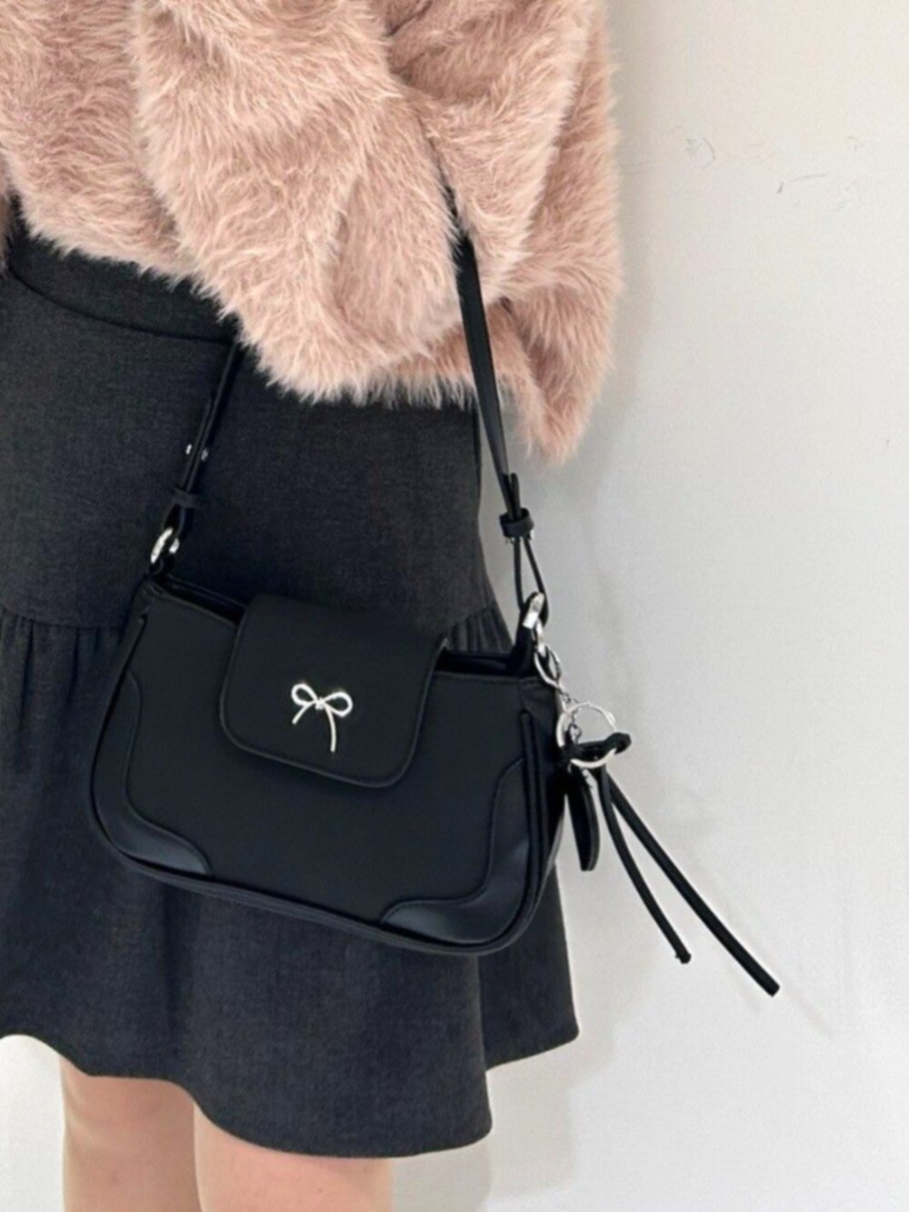 ホワイト系のナイロンジャケット、グレー系のスカート、ピンク系のニット/セーターを着用したレディースの秋コーディネートの3枚目の写真