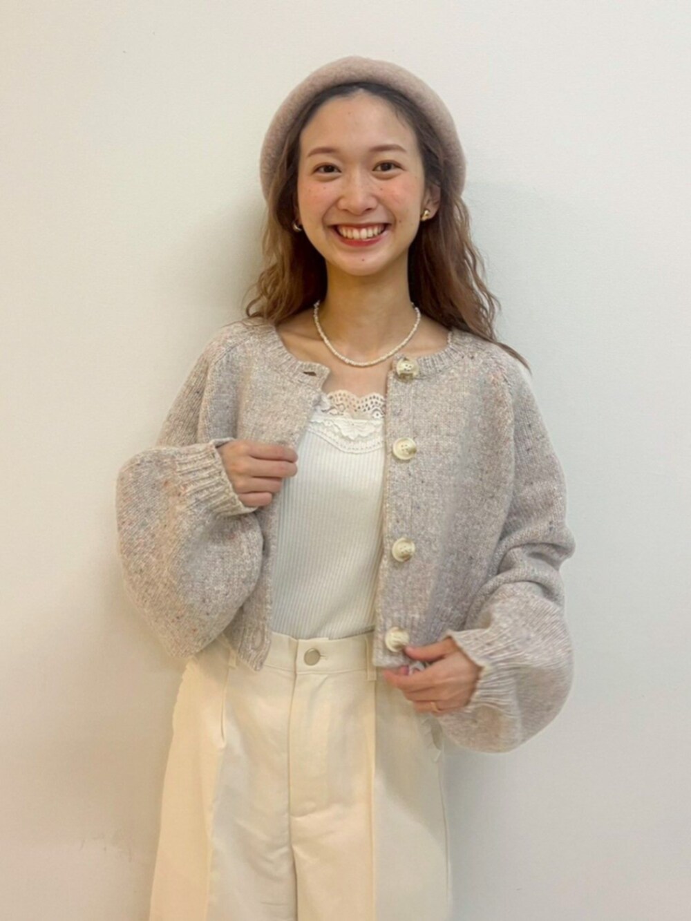 ホワイト系のキャミソール、ホワイト系のその他パンツ、ベージュ系のカーディガン/ボレロを着用したレディースの秋コーディネートの2枚目の写真