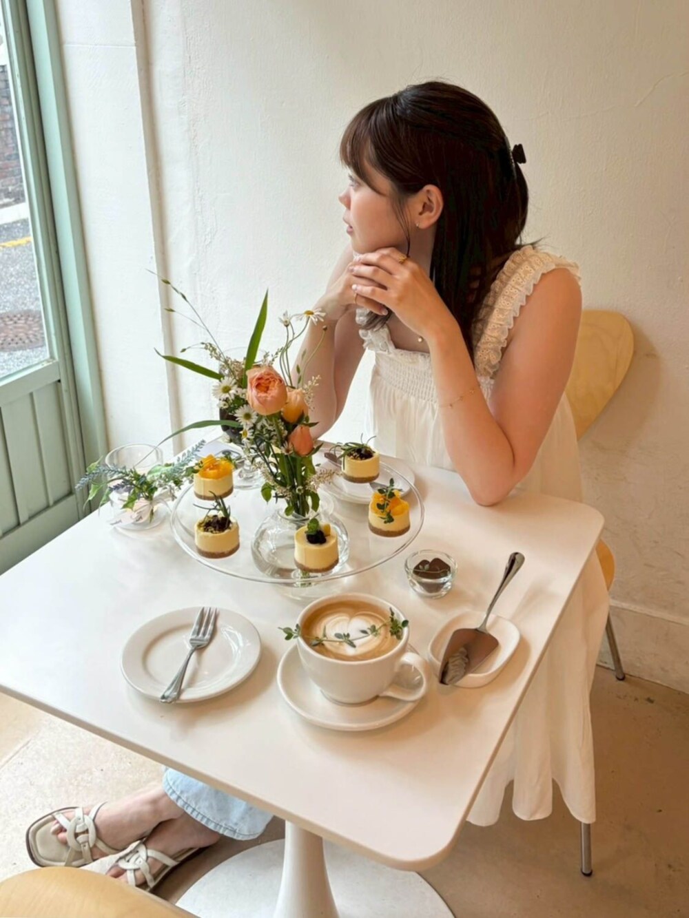 ホワイト系のキャミソール、ホワイト系のキャミソール、ホワイト系のワンピースを着用したレディースの夏コーディネートの3枚目の写真