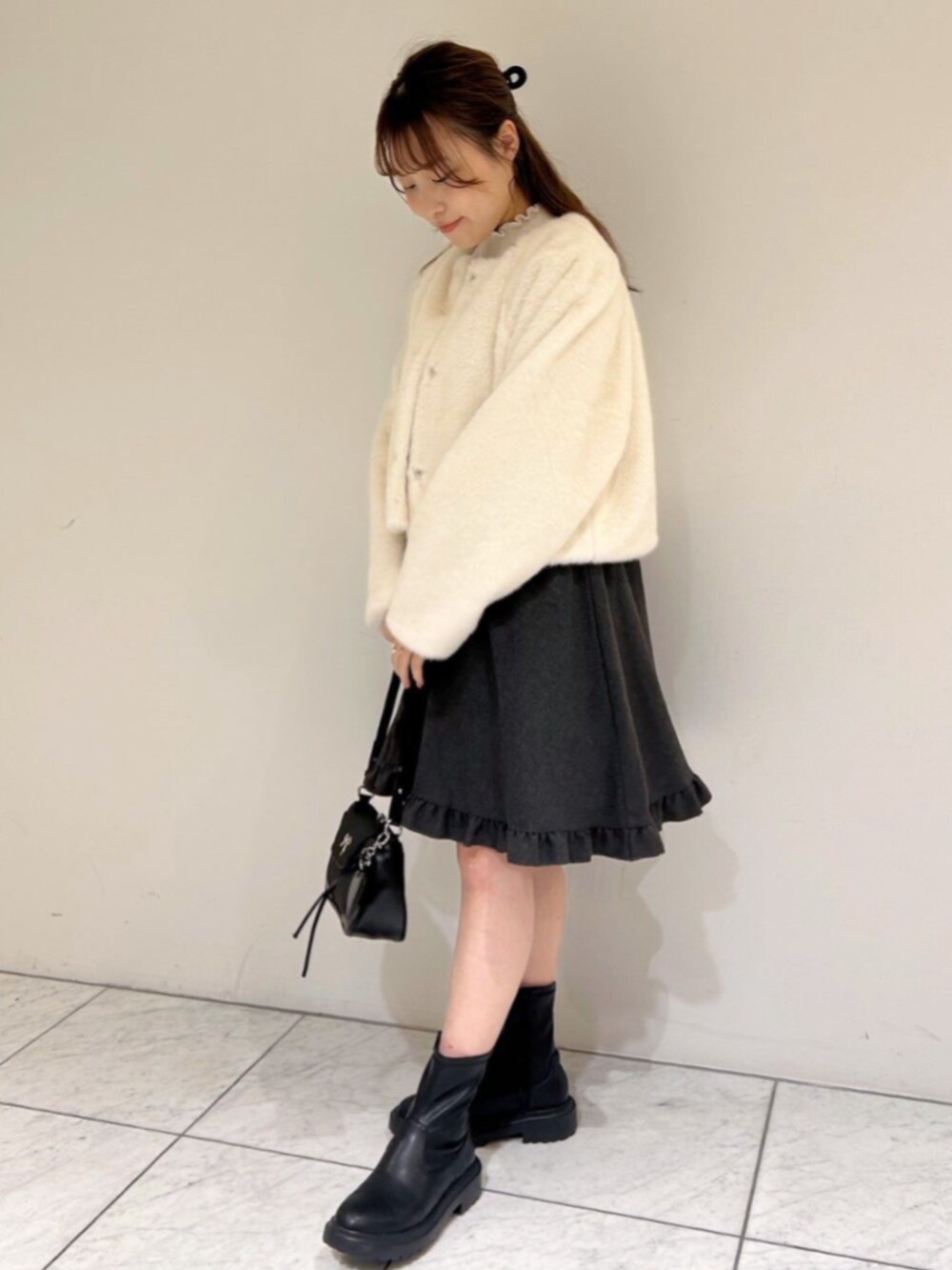 ホワイト系のニット/セーター、ホワイト系のノーカラーコート、グレー系のワンピースを着用したレディースの秋コーディネートの2枚目の写真