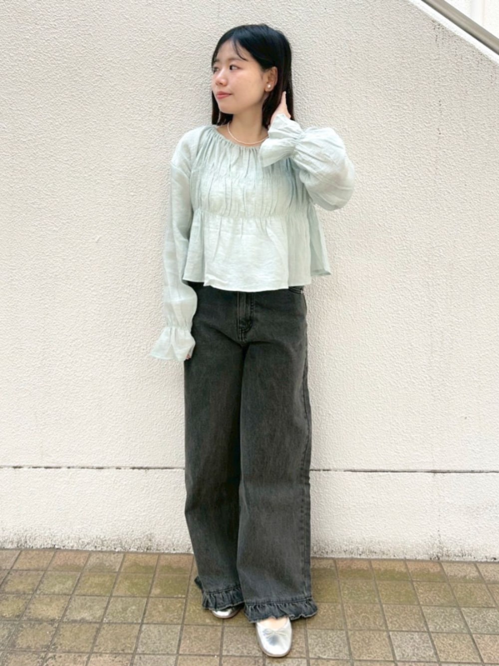 ブラック系のデニムパンツ、グレー系のシャツ/ブラウスを着用したレディースの春コーディネートの2枚目の写真