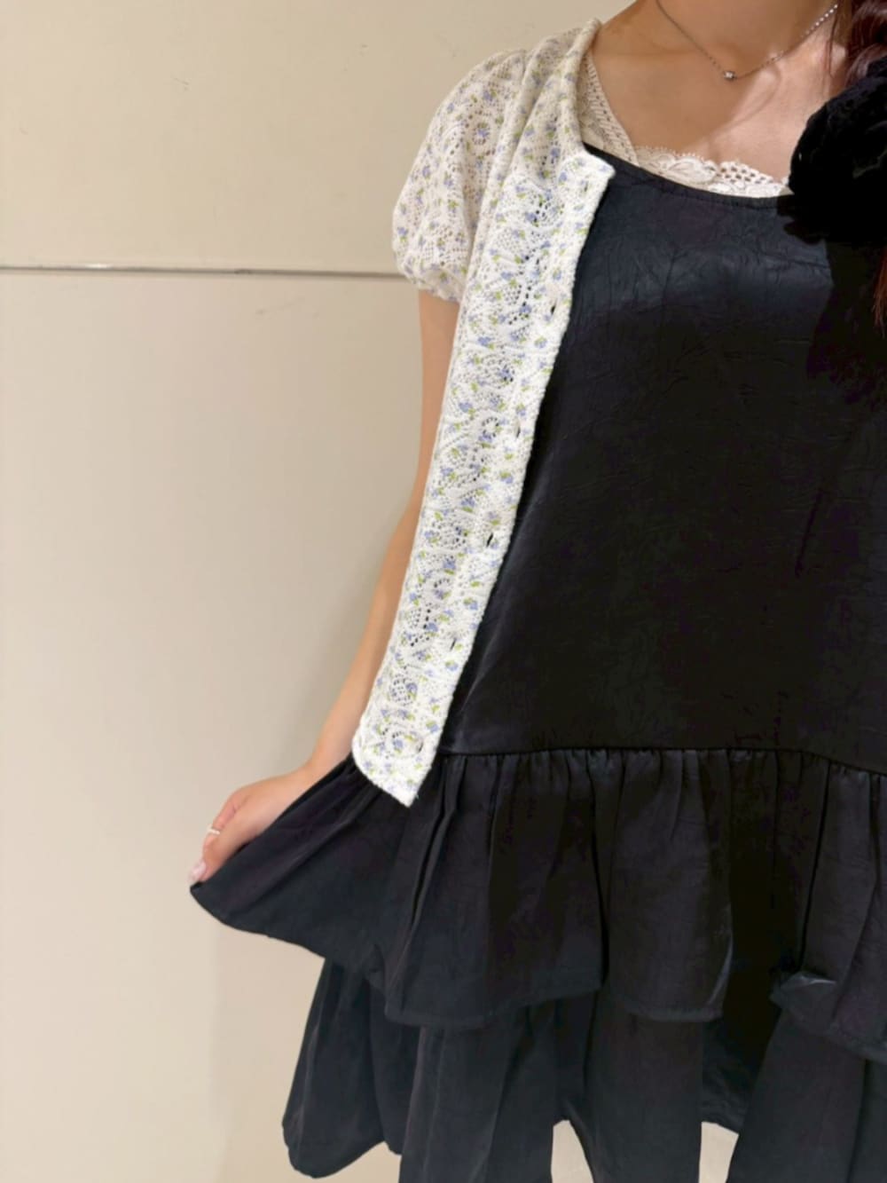 ホワイト系のデニムパンツ、ブルー系のカーディガン/ボレロ、ブラック系のワンピースを着用したレディースの夏コーディネートの3枚目の写真
