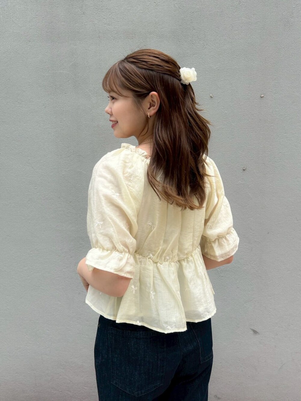 ホワイト系のシャツ/ブラウス、ブルー系のデニムパンツ、ホワイト系のバレッタ/ヘアクリップを着用したレディースの夏コーディネートの3枚目の写真