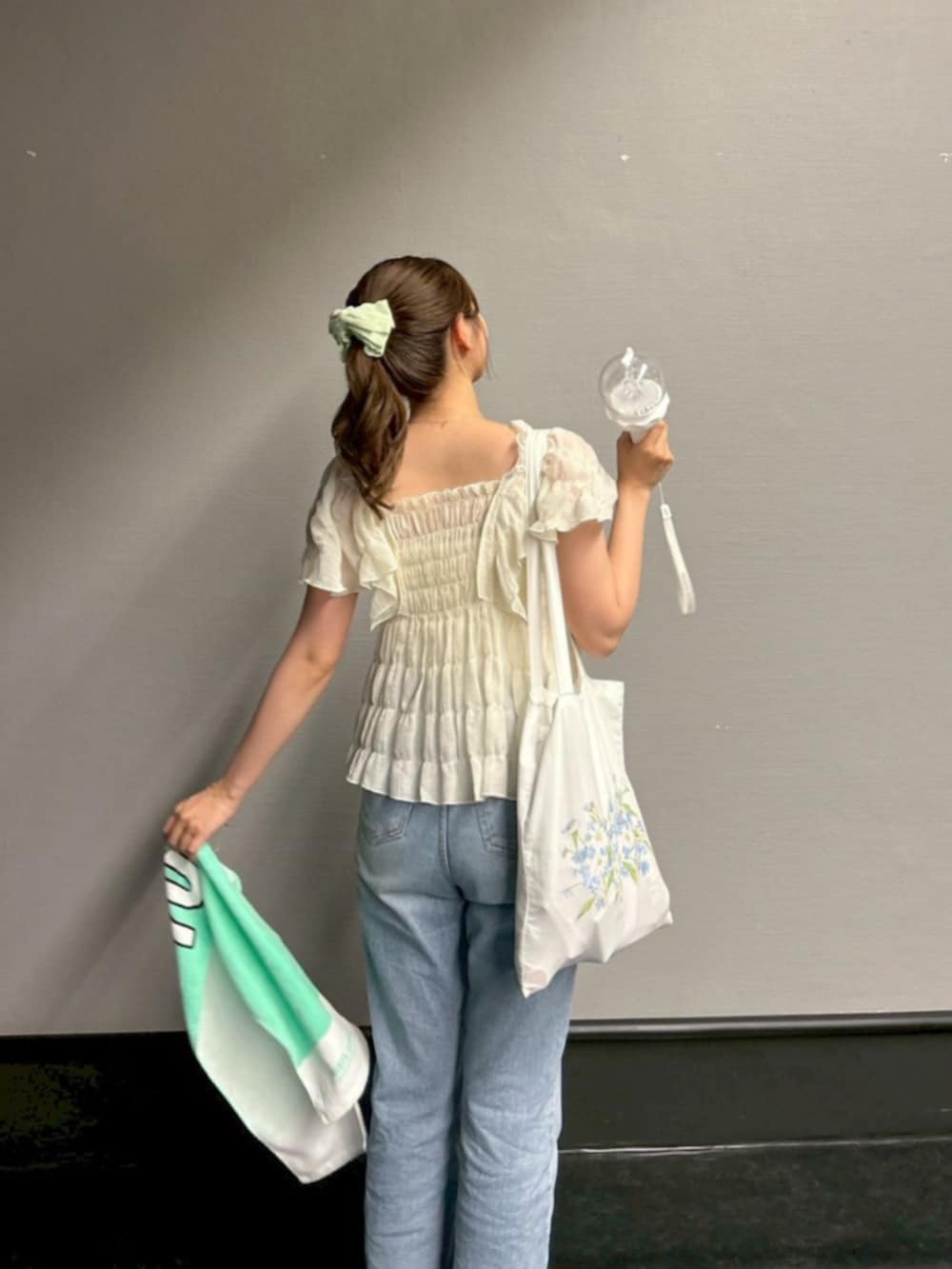 ホワイト系のシャツ/ブラウスを着用したレディースの夏コーディネートの2枚目の写真