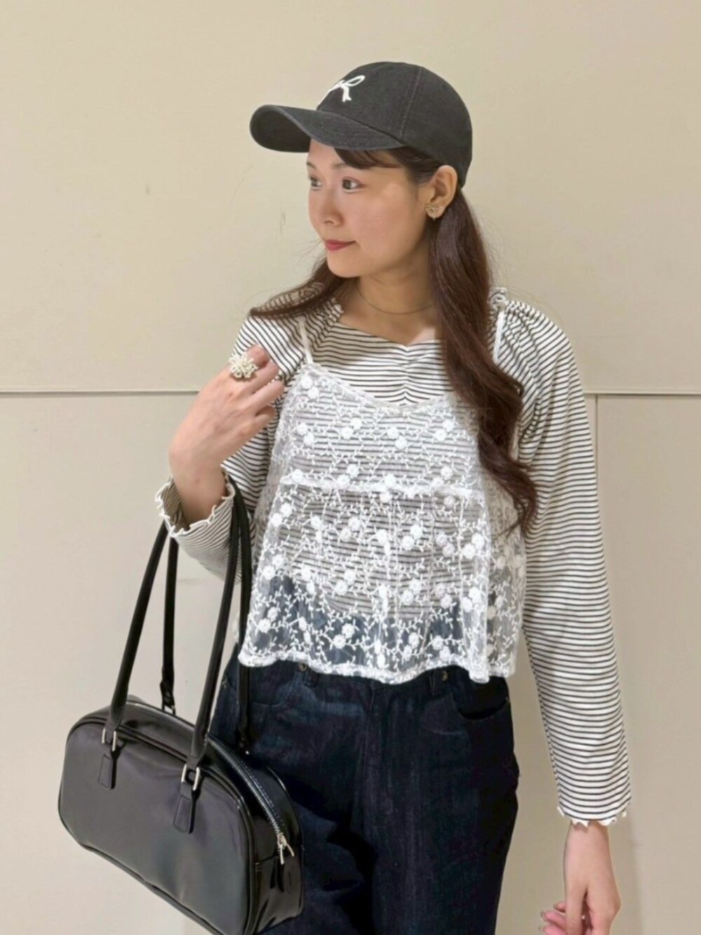 ブルー系のデニムパンツ、ホワイト系のキャミソール、ホワイト系のTシャツ/カットソーを着用したレディースの秋コーディネートの2枚目の写真