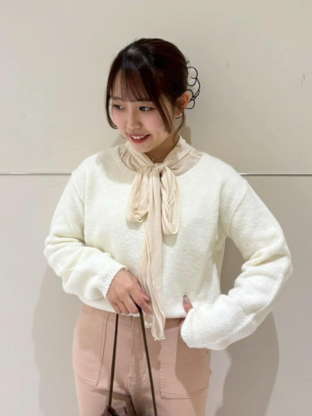 ピンク系のその他パンツ、ブラウン系のショルダーバッグ、ホワイト系のTシャツ/カットソーを着用したレディースの冬コーディネートの2枚目の写真