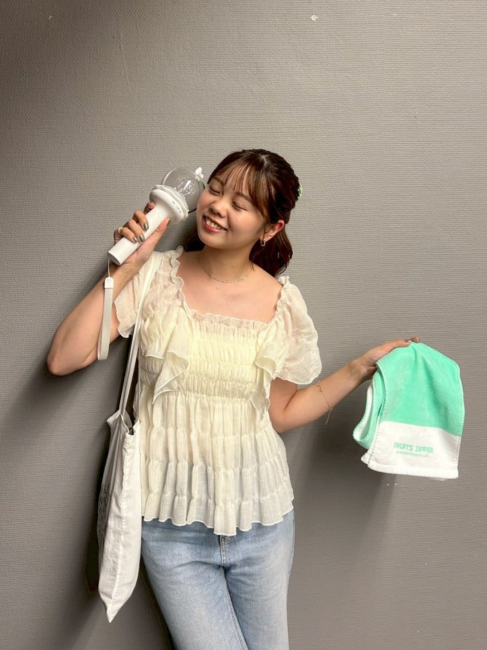 ホワイト系のシャツ/ブラウスを着用したレディースの夏コーディネートの3枚目の写真