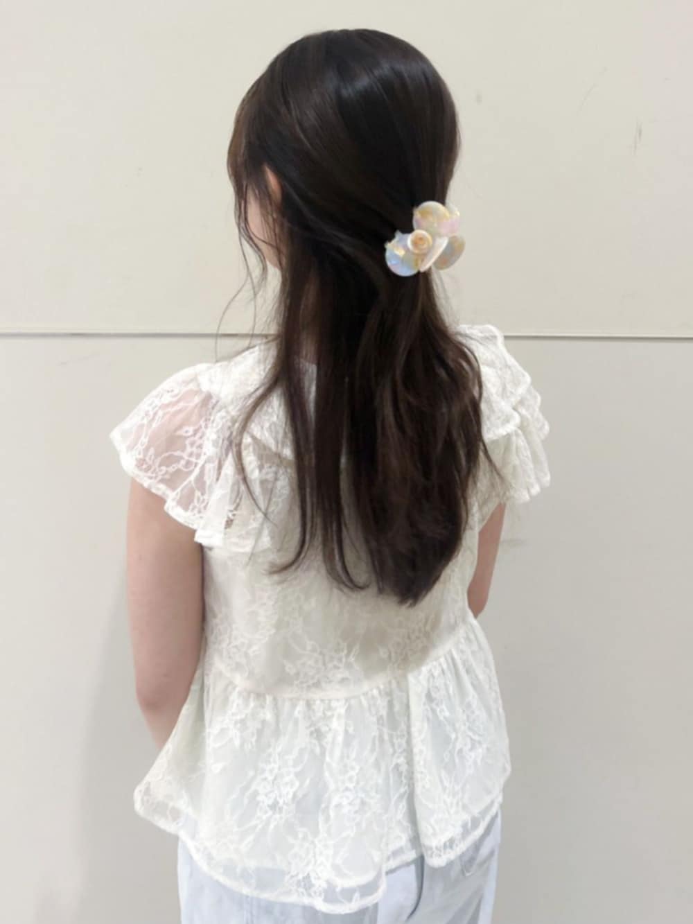 ホワイト系のショルダーバッグ、ブルー系のデニムパンツ、ホワイト系のシャツ/ブラウスを着用したレディースの夏コーディネートの3枚目の写真