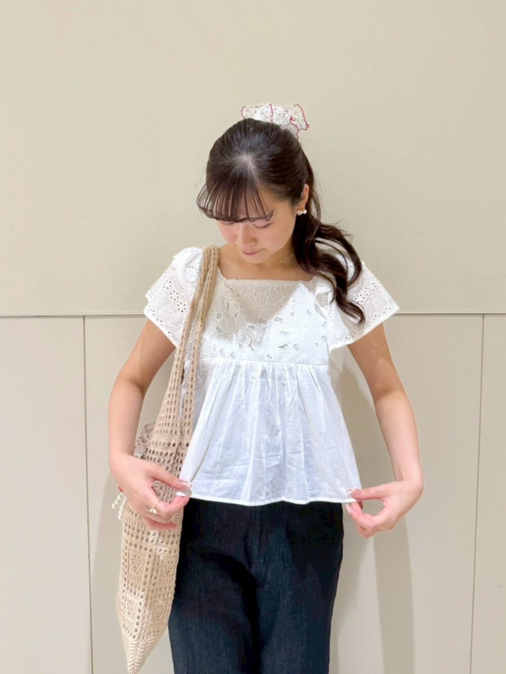 ブルー系のデニムパンツ、ホワイト系のシャツ/ブラウス、ブラウン系のかごバッグを着用したレディースの夏コーディネートの2枚目の写真