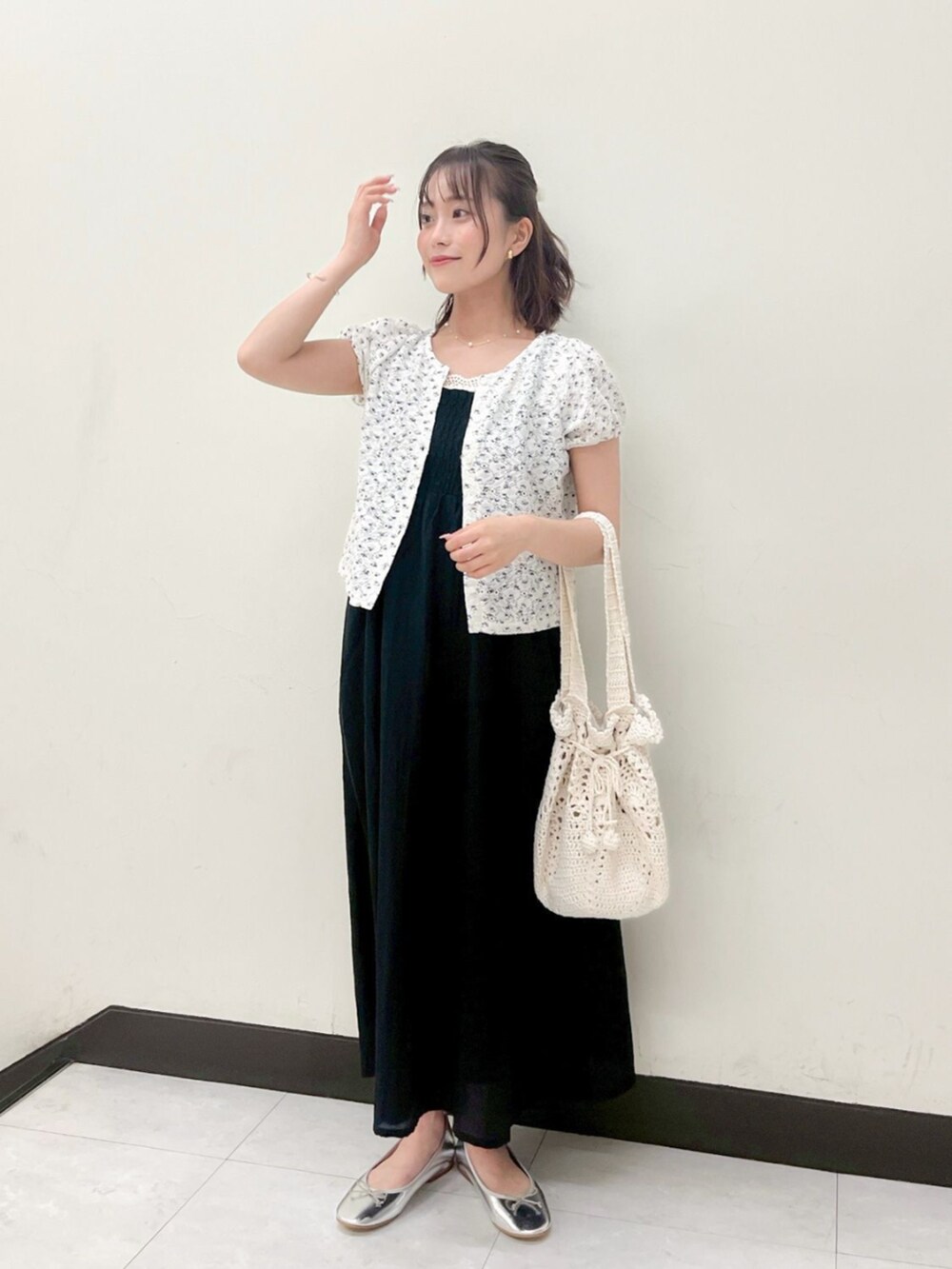ブルー系のカーディガン/ボレロ、ホワイト系のショルダーバッグ、ブラック系のワンピースを着用したレディースの夏コーディネートの3枚目の写真