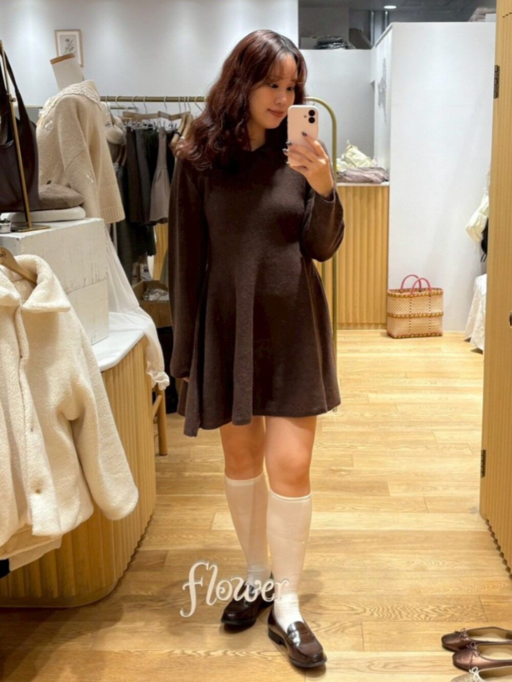 ブラウン系のワンピースを着用したレディースの秋コーディネートの2枚目の写真