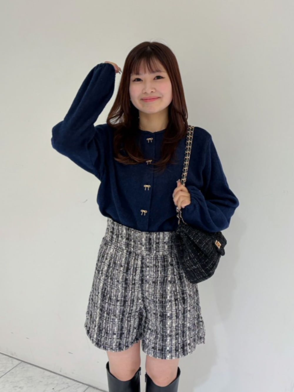 ブラック系のショルダーバッグ、ブルー系のカーディガン/ボレロ、グレー系のその他パンツを着用したレディースの秋コーディネートの2枚目の写真
