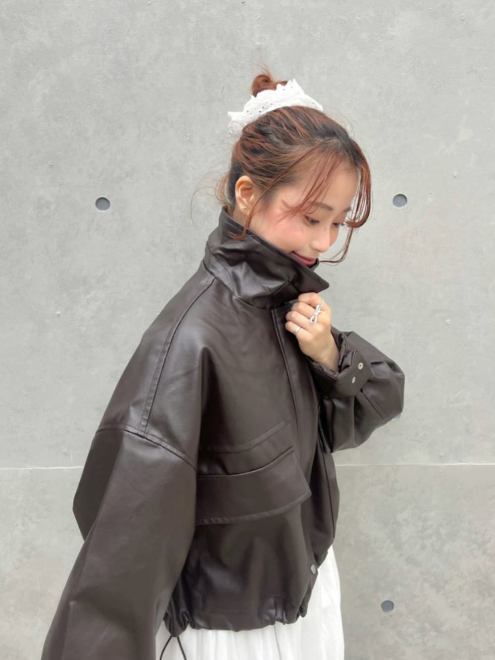 ホワイト系のスカート、ブラウン系のブルゾン、ブラウン系のシャツ/ブラウスを着用したレディースの秋コーディネートの2枚目の写真