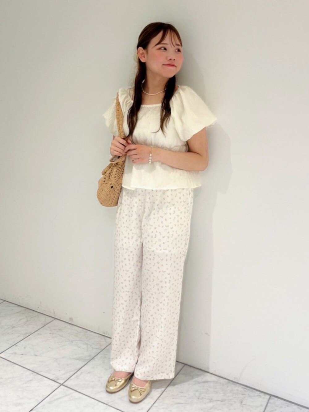 ホワイト系のシャツ/ブラウス、ホワイト系のその他パンツ、ブラウン系のショルダーバッグを着用したレディースの夏コーディネートの3枚目の写真