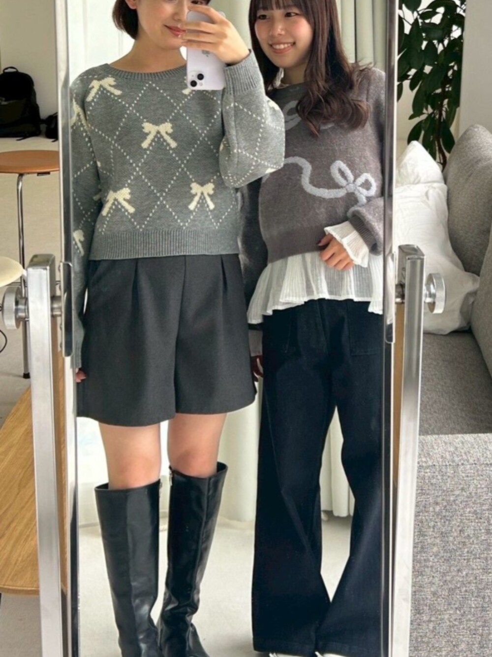 グレー系のニット/セーター、グレー系のその他パンツ、ブラック系のブーツを着用したレディースの秋コーディネートの3枚目の写真