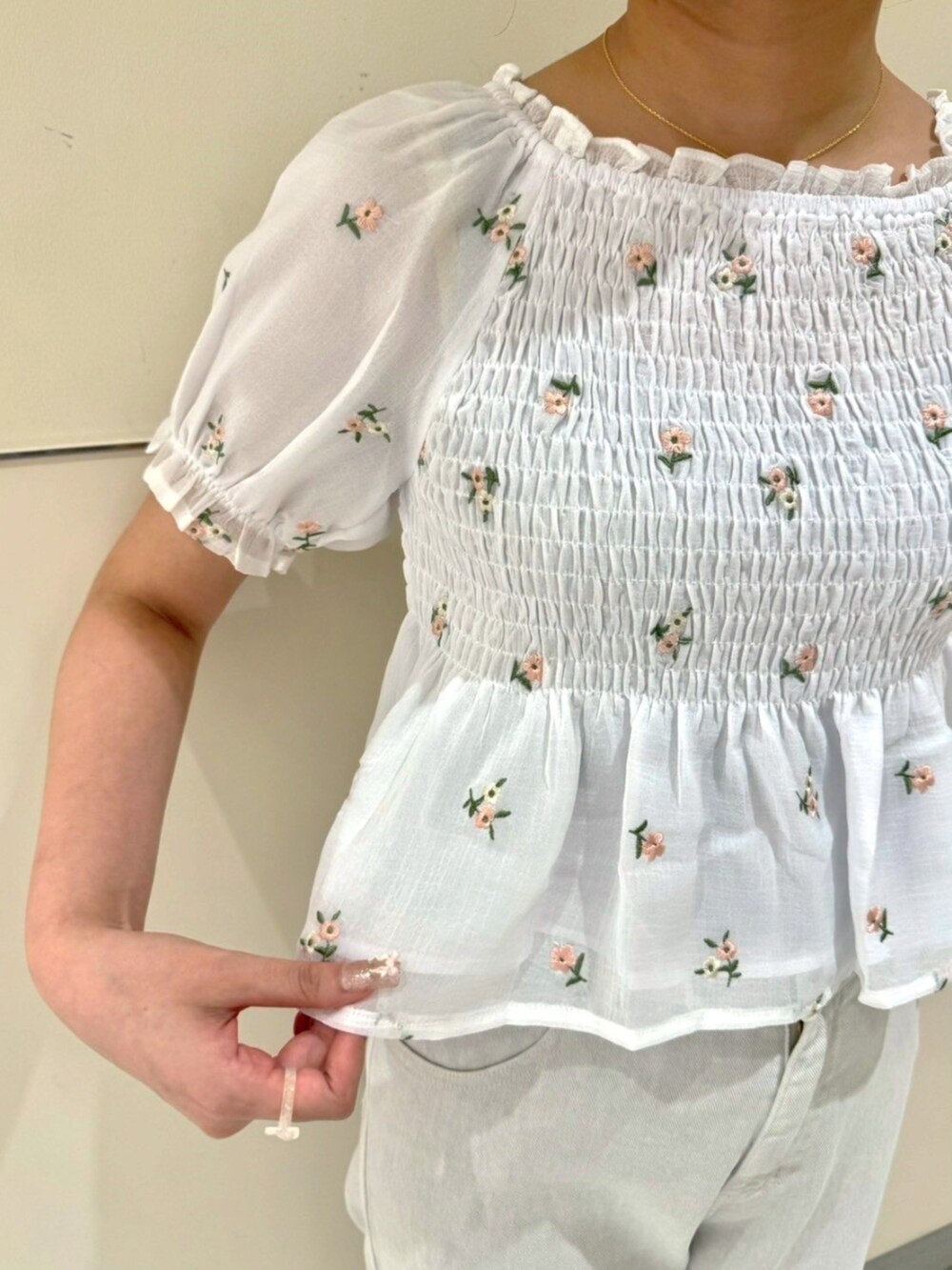 ホワイト系のショルダーバッグ、グレー系のデニムパンツ、ホワイト系のシャツ/ブラウスを着用したレディースの夏コーディネートの3枚目の写真