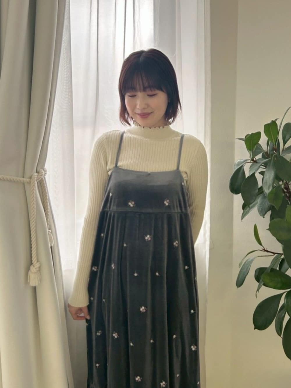 ホワイト系のニット/セーター、グレー系のワンピース、シルバー系のバレエシューズを着用したレディースの秋コーディネートの2枚目の写真